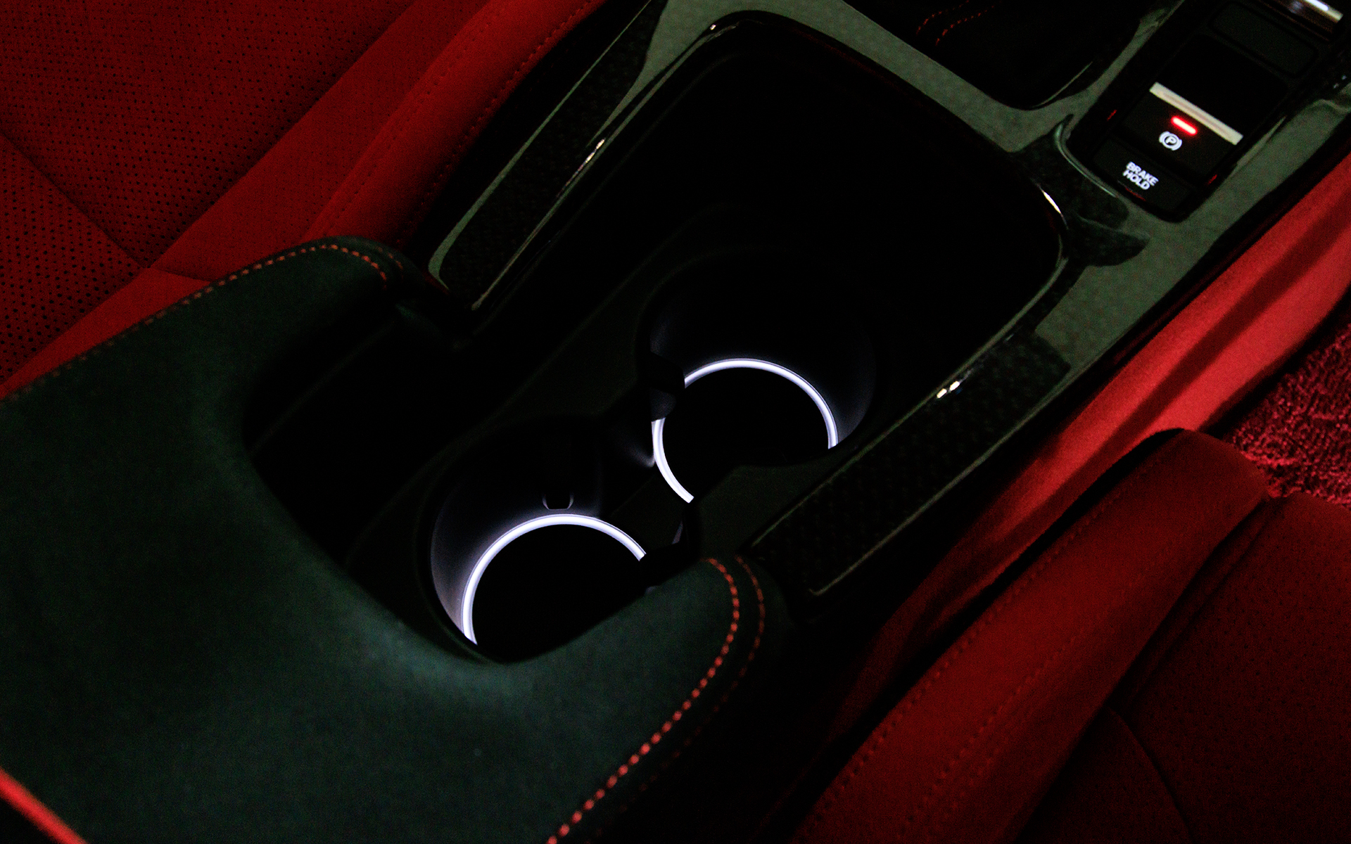 スモールランプと連動するドリンクホルダーイルミネーション。2万2000円