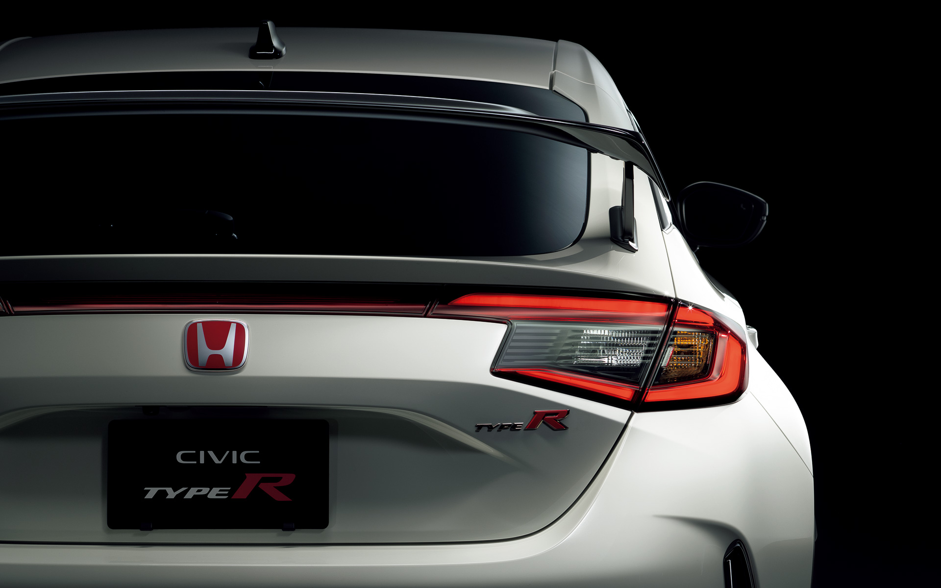 リアウイングのステーはスリムなアルミダイキャスト製を採用した