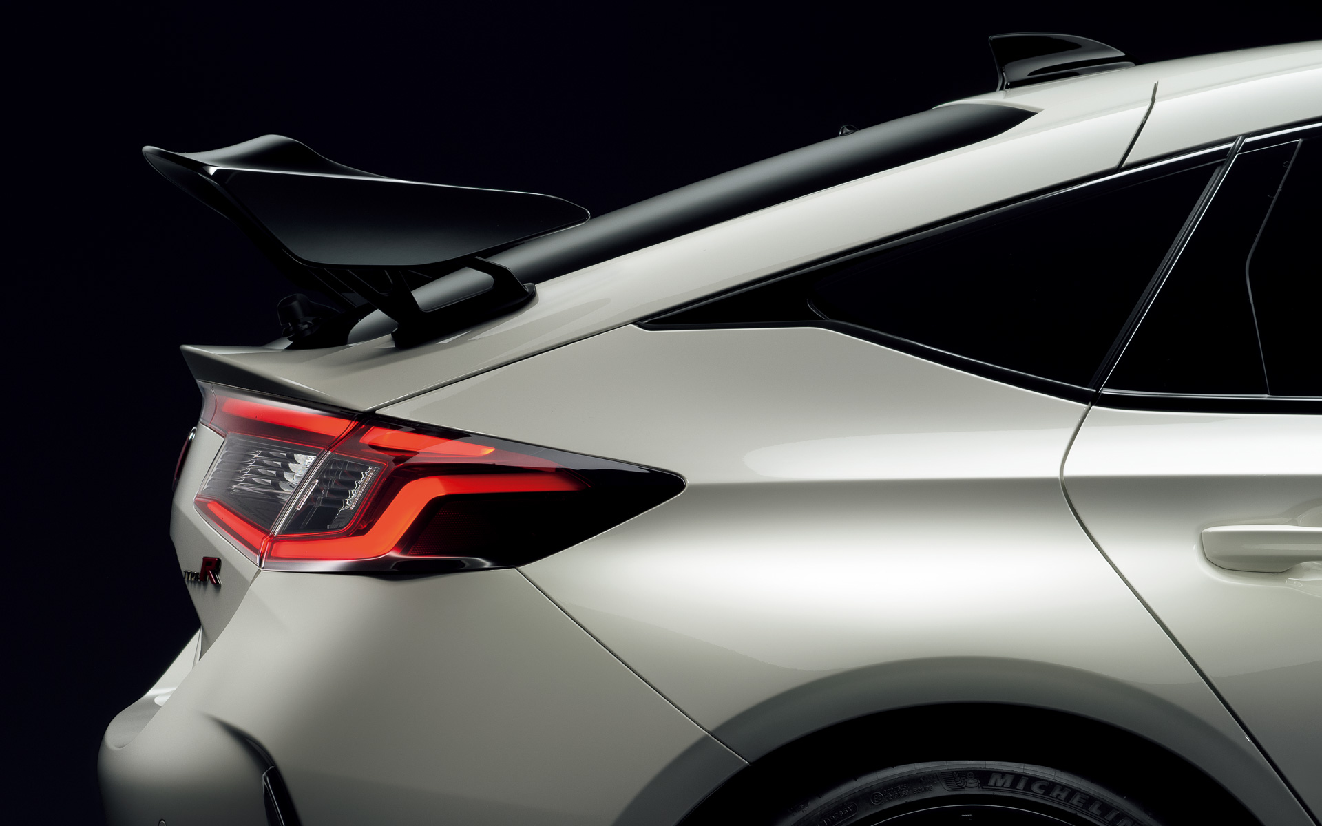 リアスポイラー下面に負圧が発生する面積を拡大してダウンフォースを向上