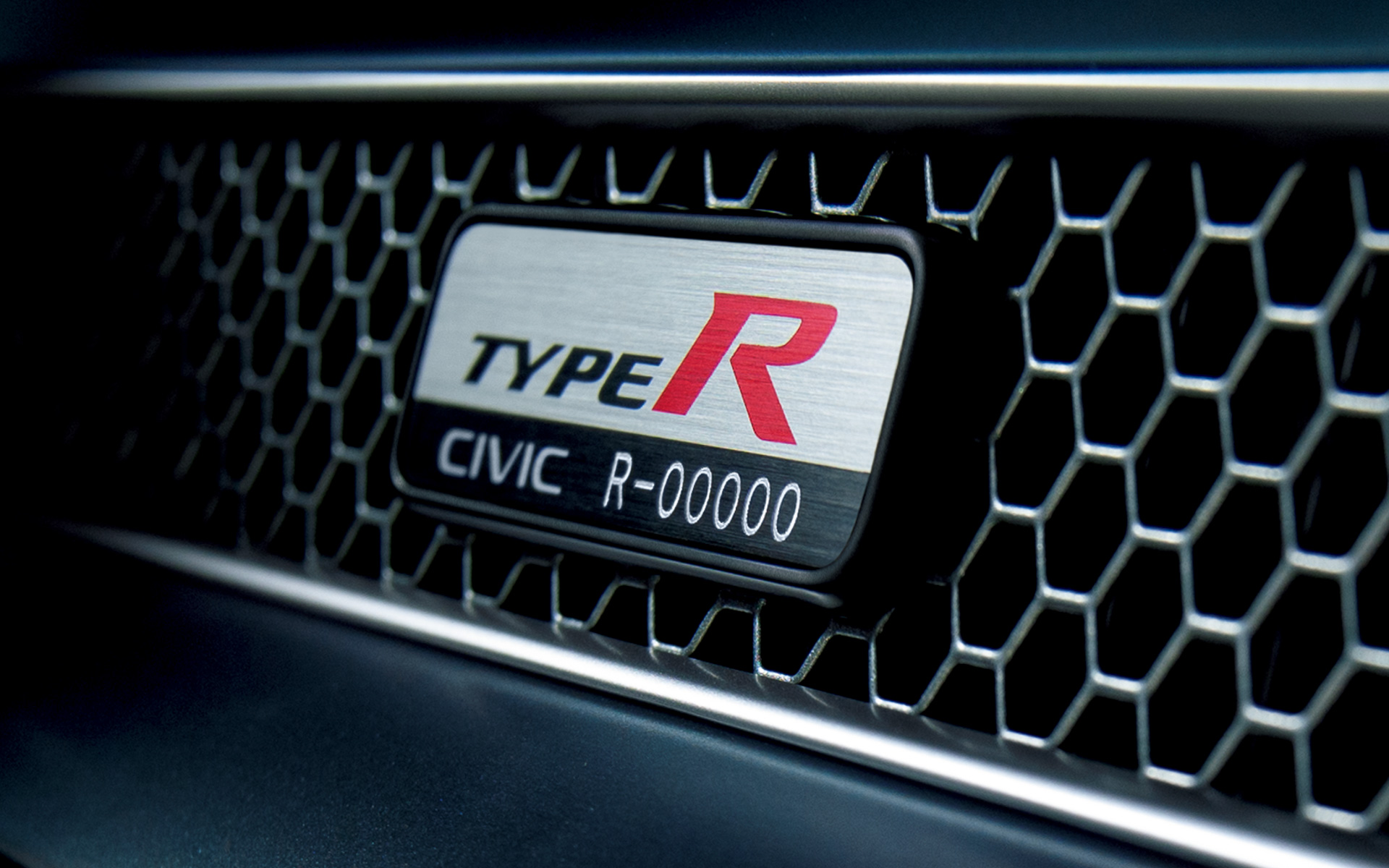 助手席前にはシリアルナンバーの入ったアルミ製プレートが装着される