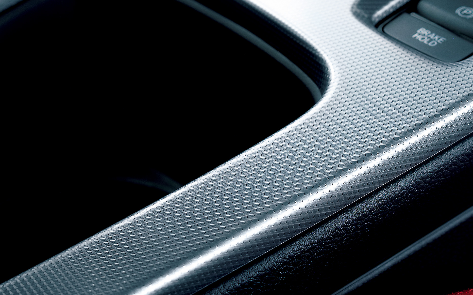 アルミ製センターコンソールパネルを採用