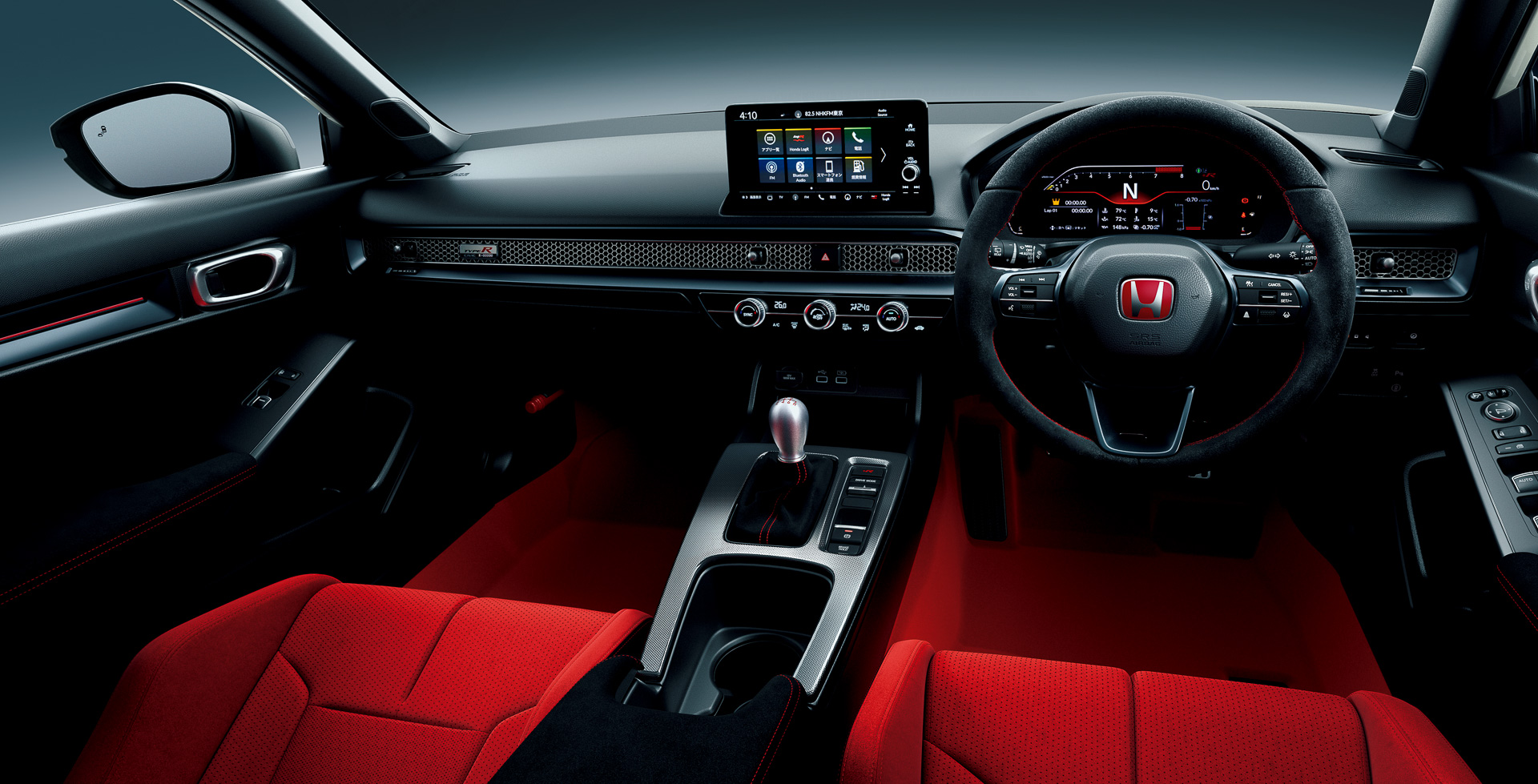 ブラック基調のインストルメントパネルを採用