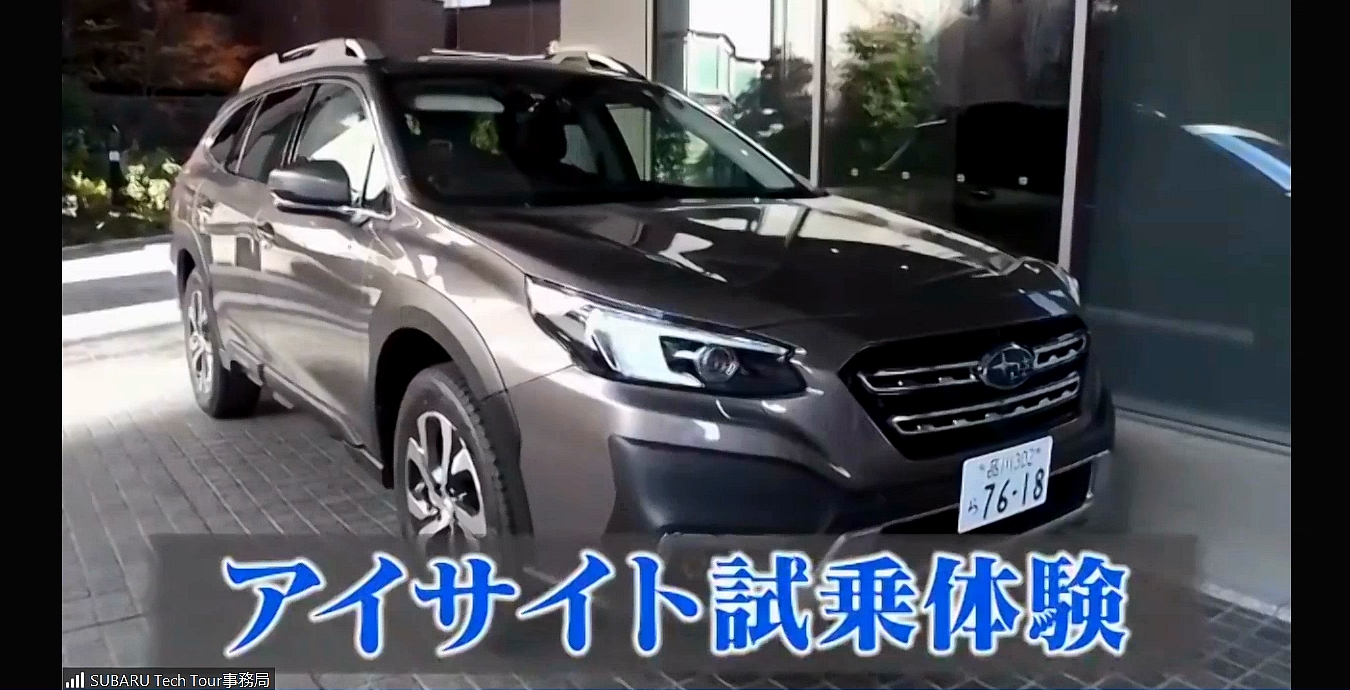 フロントシート後方にアクリル板を設置して、リアシートにモデレーター、機材オペレーターなども同乗する