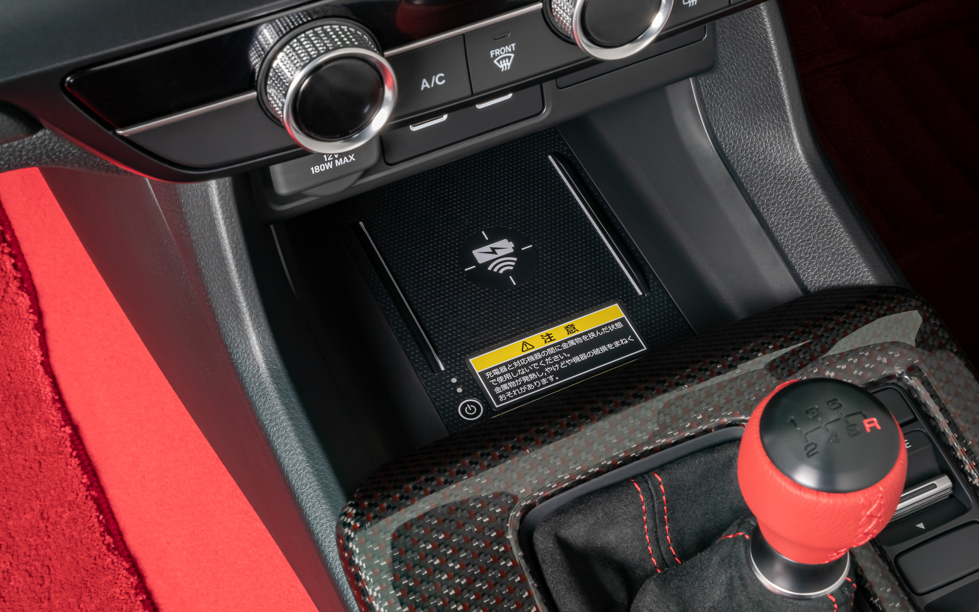 ワイヤレス充電器は3万800円（取り付けアタッチメント含む）