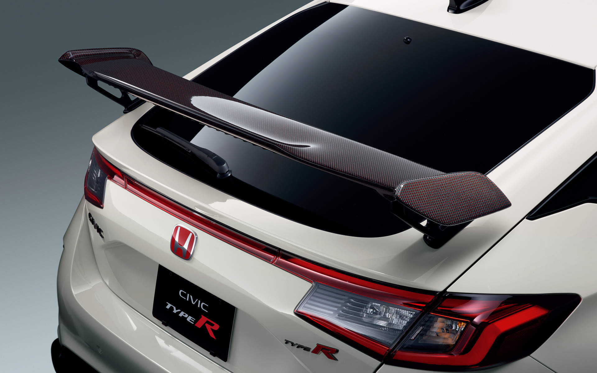 リアルカーボン×レッドポリエステル綾織のテールゲートスポイラーは27万5000円