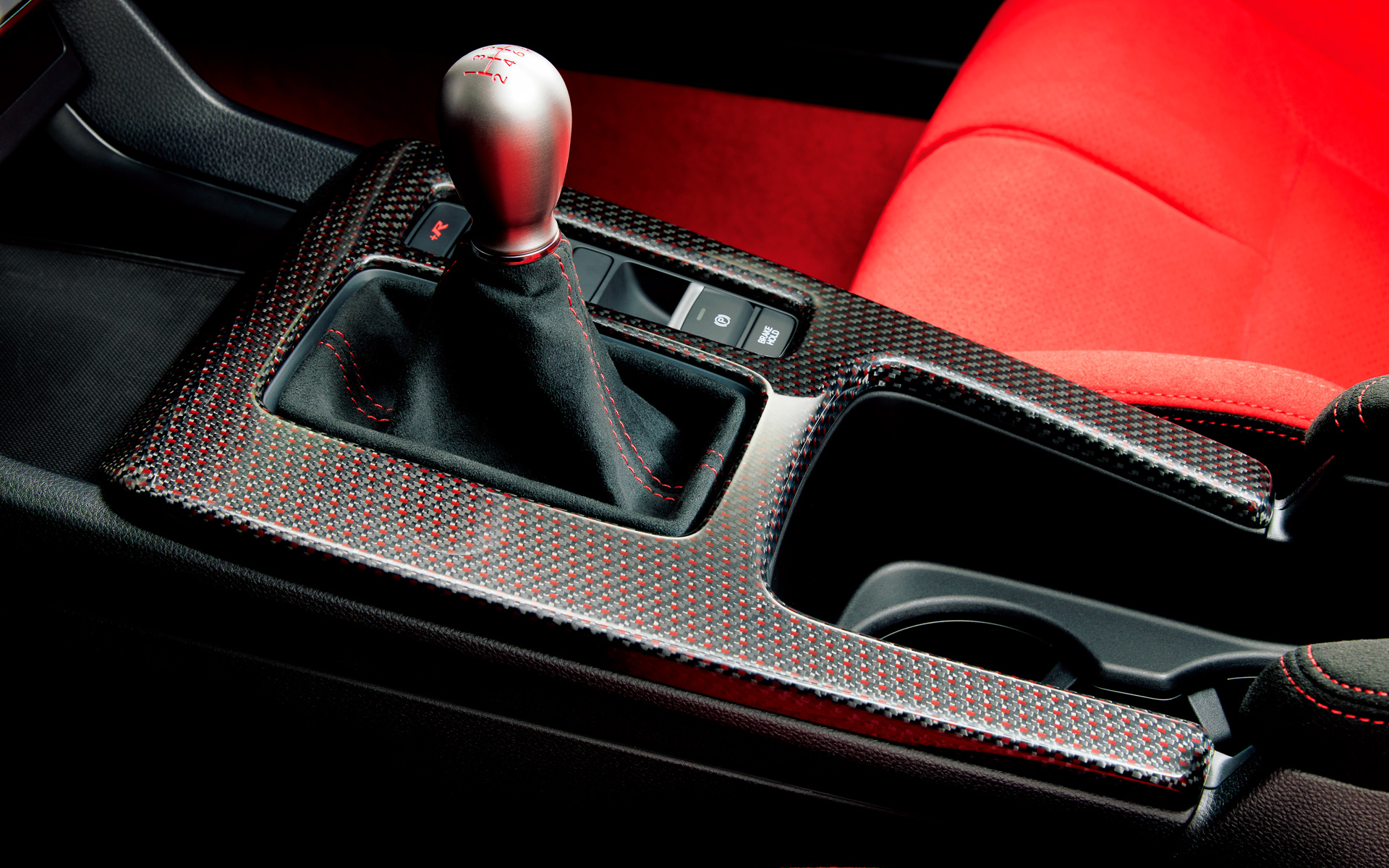 リアルカーボン×レッドポリエステル綾織のインテリアパネル（センターコンソールパネル部）は4万7300円