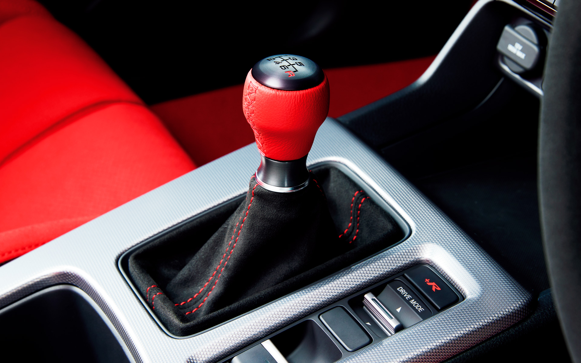 アルミ製ブラックアルマイト塗装に赤い本革を巻いたシフトノブは2万350円