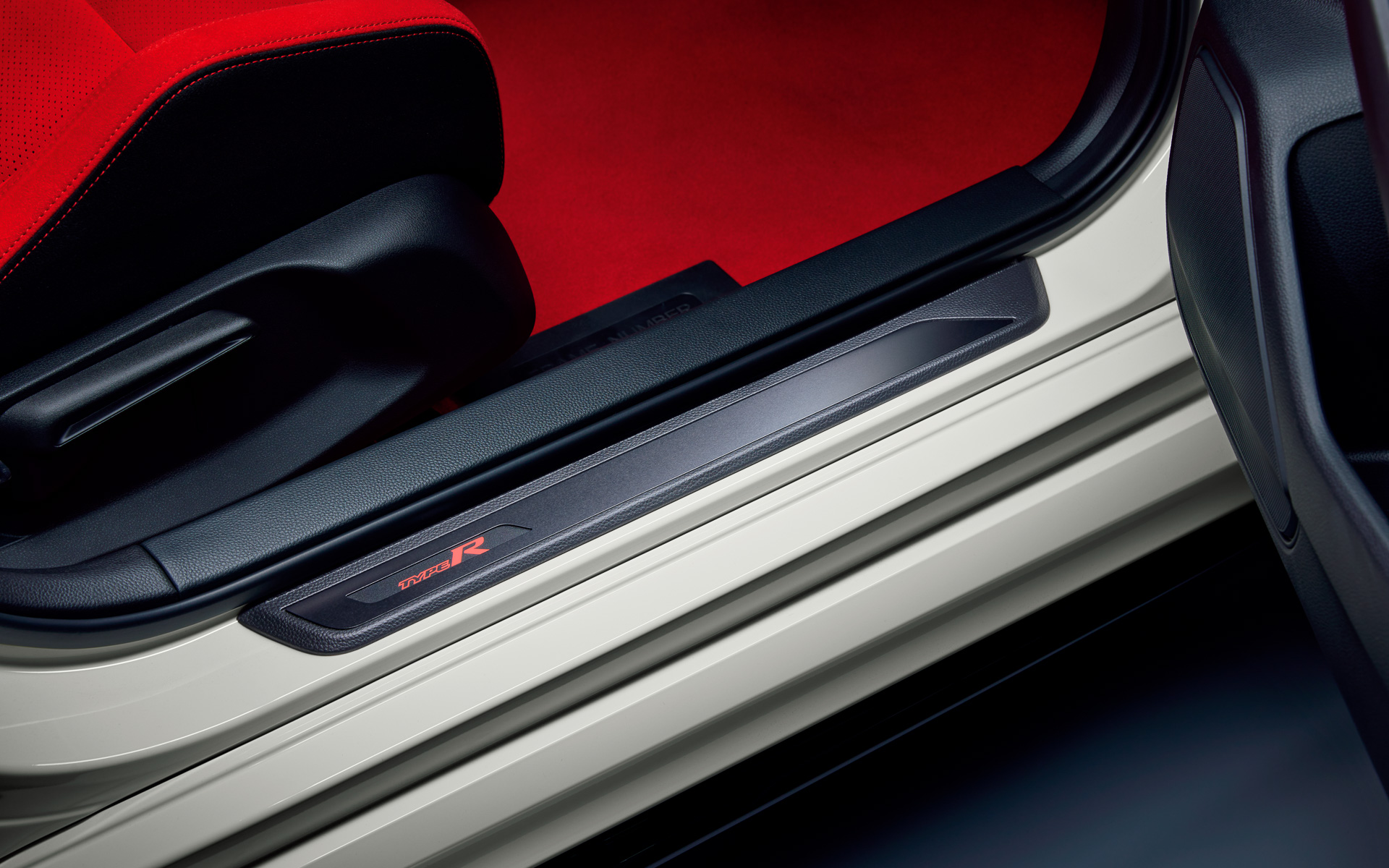 サイドステップガーニッシュは前後左右セットで3万800円。フロントはドアを開けると「TYPE R」ロゴが赤く光る