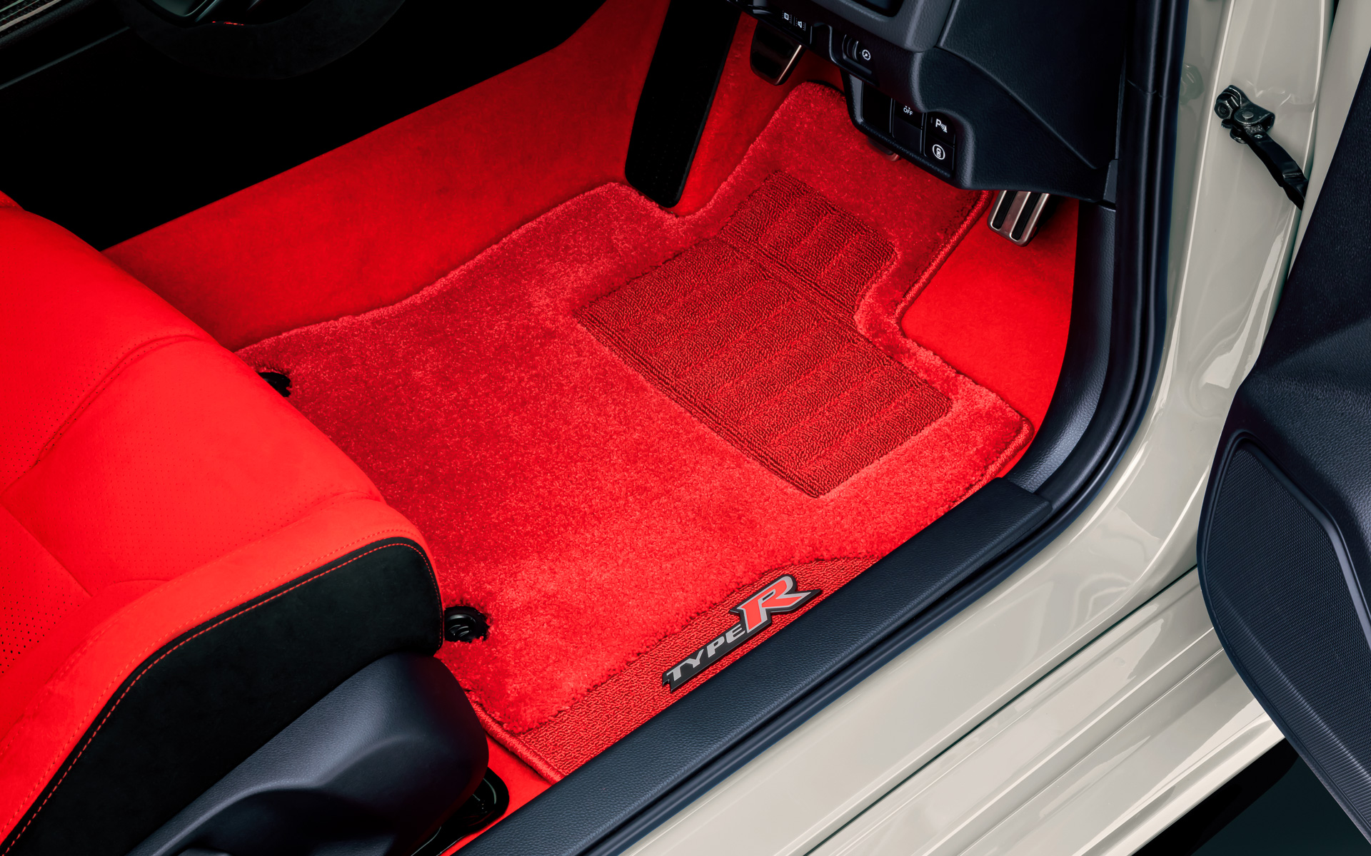 フロアカーペットマット プレミアムタイプは、フロント/リアセットで6万6000円