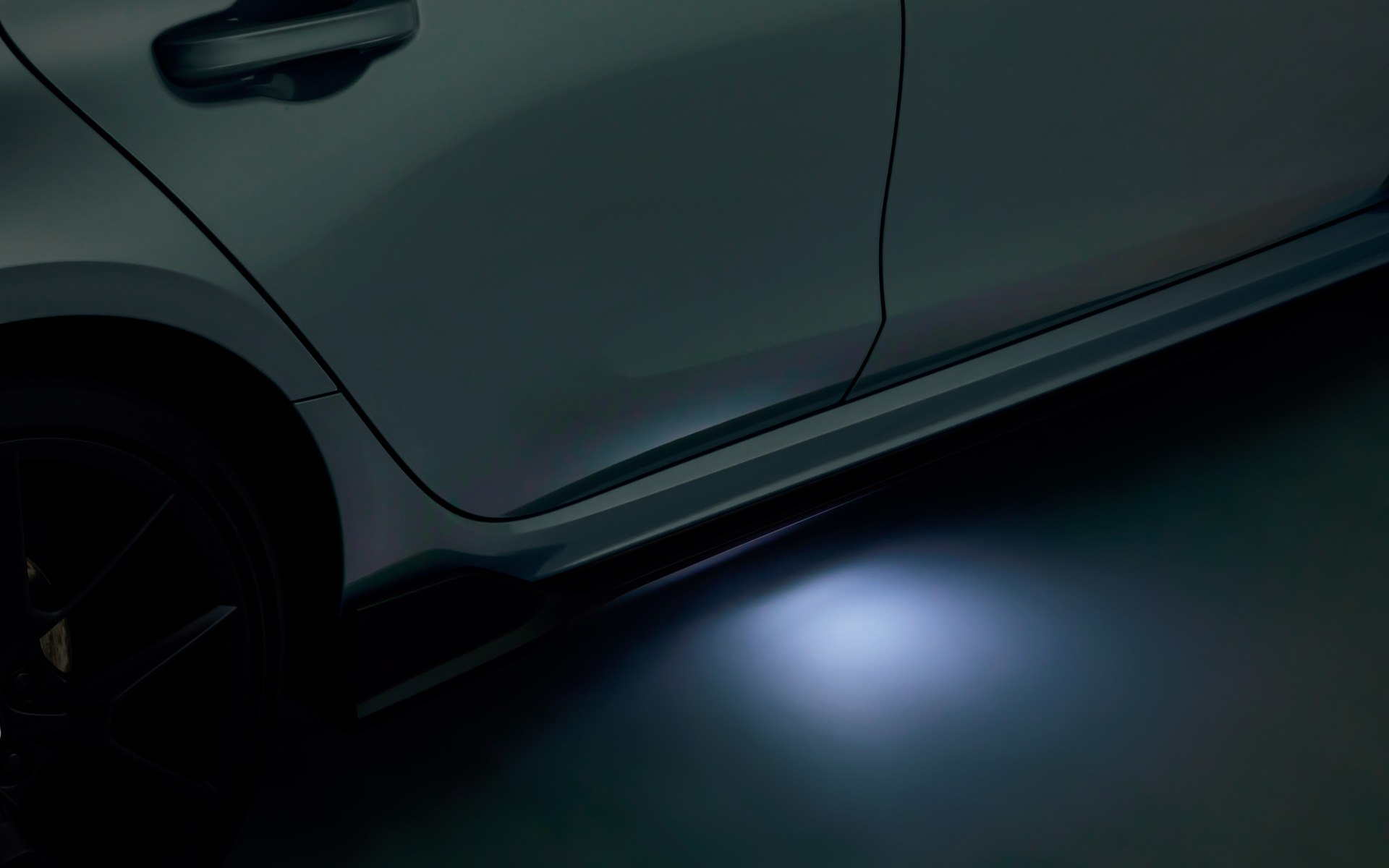 ドア開閉と連動して床面を照らすパドルライトは左右セットで2万2000円