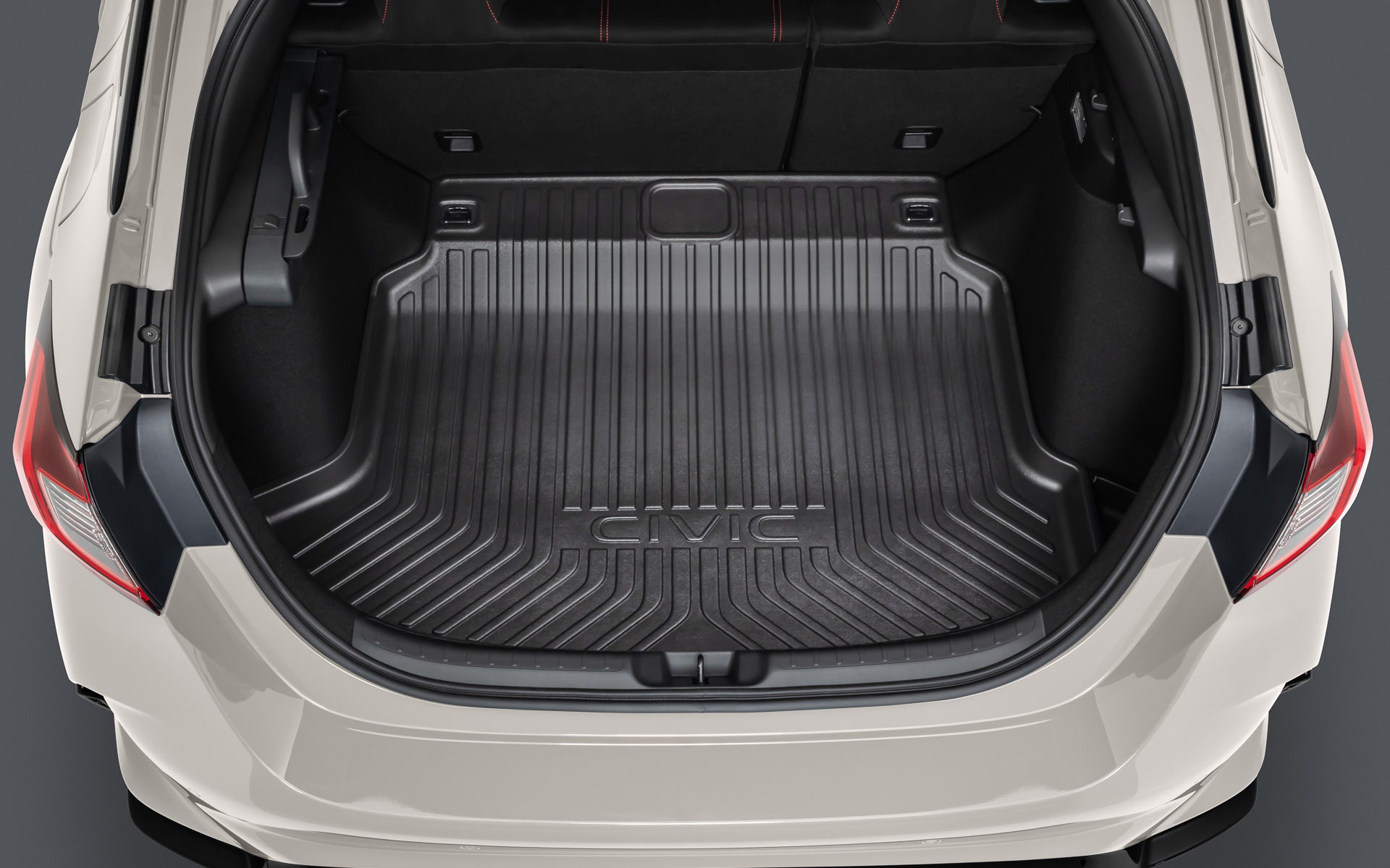 泥などの汚れなどから内装を守るラゲッジトレイは1万4300円