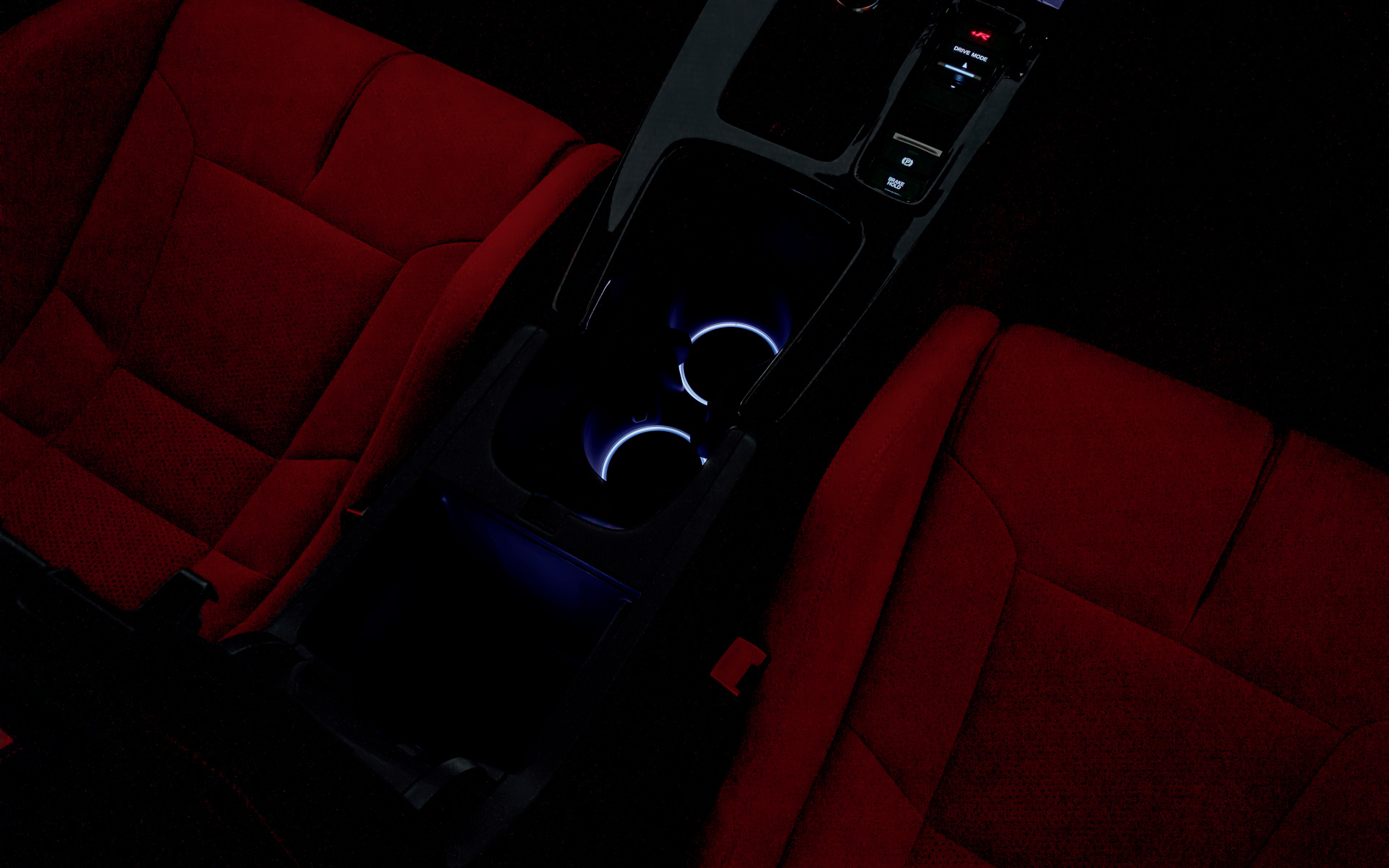 センターコンソールボックス＆ドリンクホルダーイルミネーションはホワイト、レッドともに2万2000円