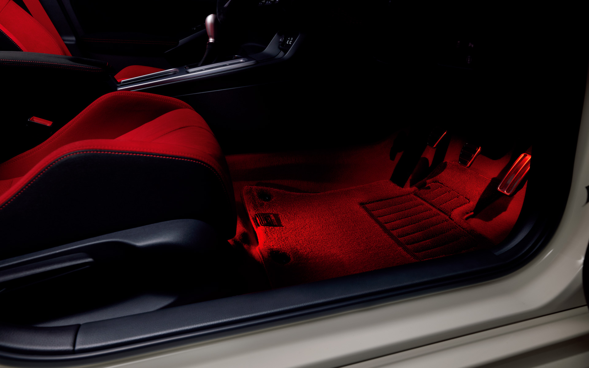 フットライト＆シートアンダーライトはホワイト、レッドともに1万7600円