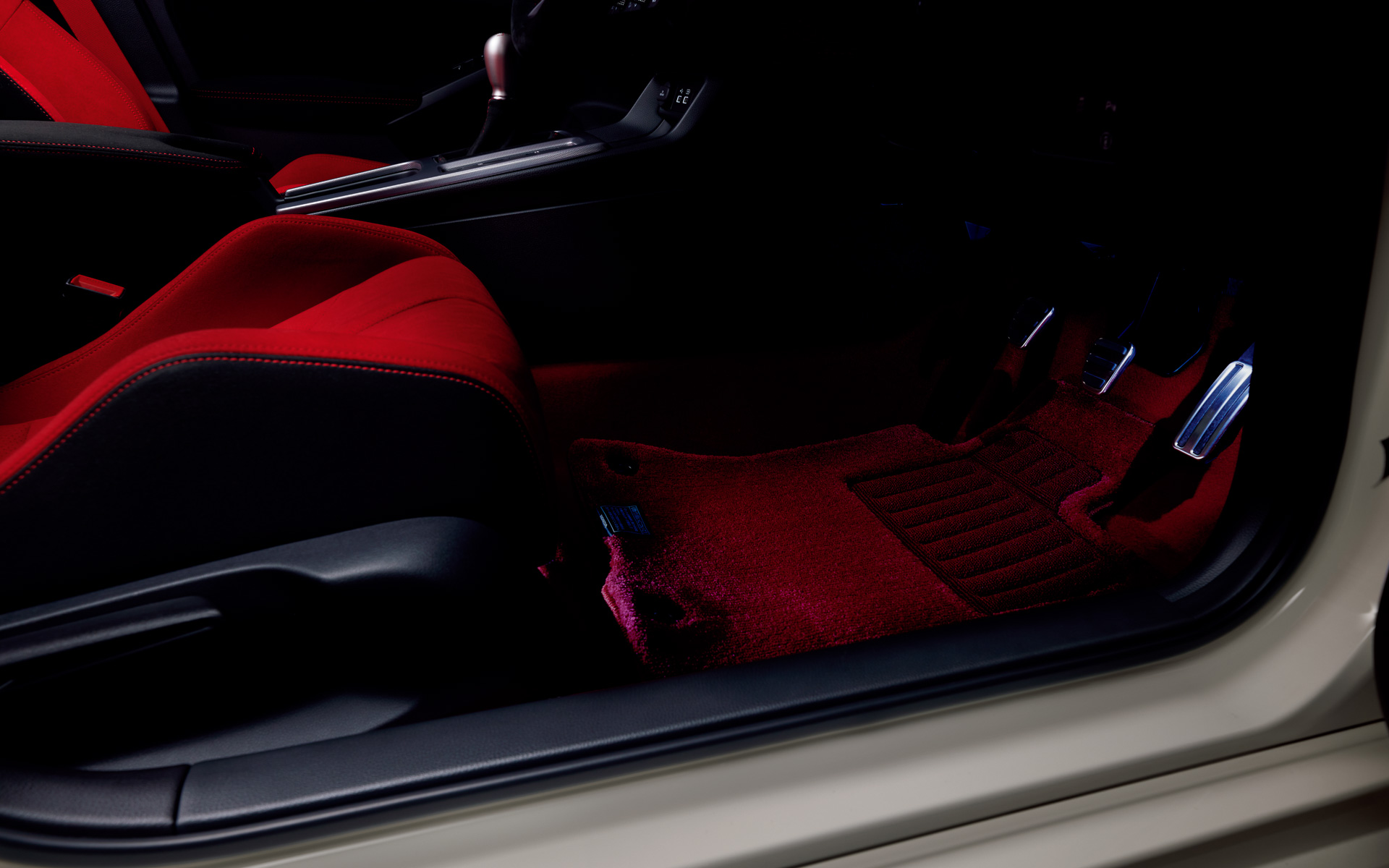 フットライト＆シートアンダーライトはホワイト、レッドともに1万7600円