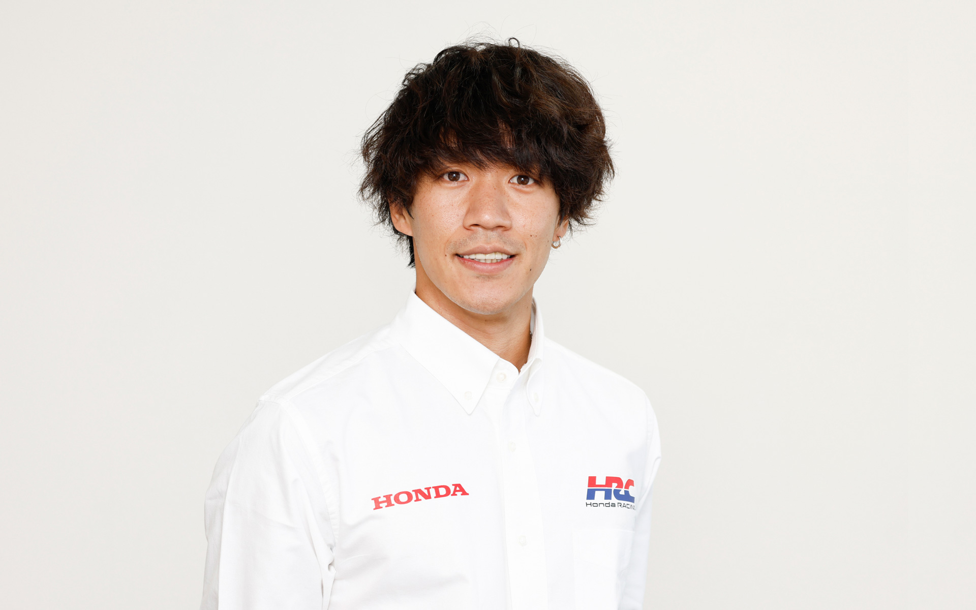 長島哲太選手は、神奈川県出身の30歳。2008年に15歳で全日本選手権にデビューし1年目で国内シリーズチャンピオンを獲得すると、その後も全日本選手権で活躍。2013年にはFIMロードレース世界選手権Moto2クラス(以下、Moto2)にワイルドカード参戦し20位を獲得。翌2014年にはMoto2にフル参戦したもののイギリスGPのフリー走行中の怪我により以降のレースには欠場。2015年には活躍の舞台を、「FIM CEV レプソル Moto2 欧州選手権」に移したが、2017年からは再びMoto2にフル参戦を果たし、2020年のカタールGPではMoto2初優勝を飾った