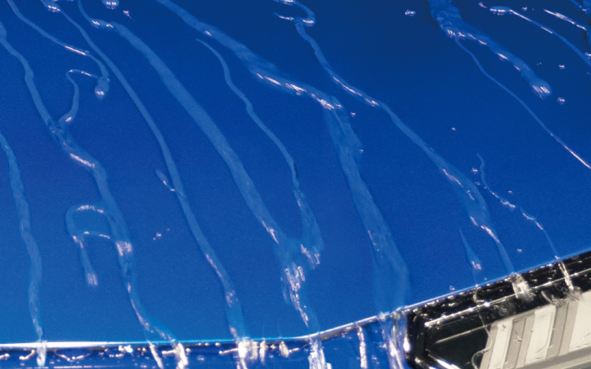 水が弾かれた瞬間に流れ落ちていく