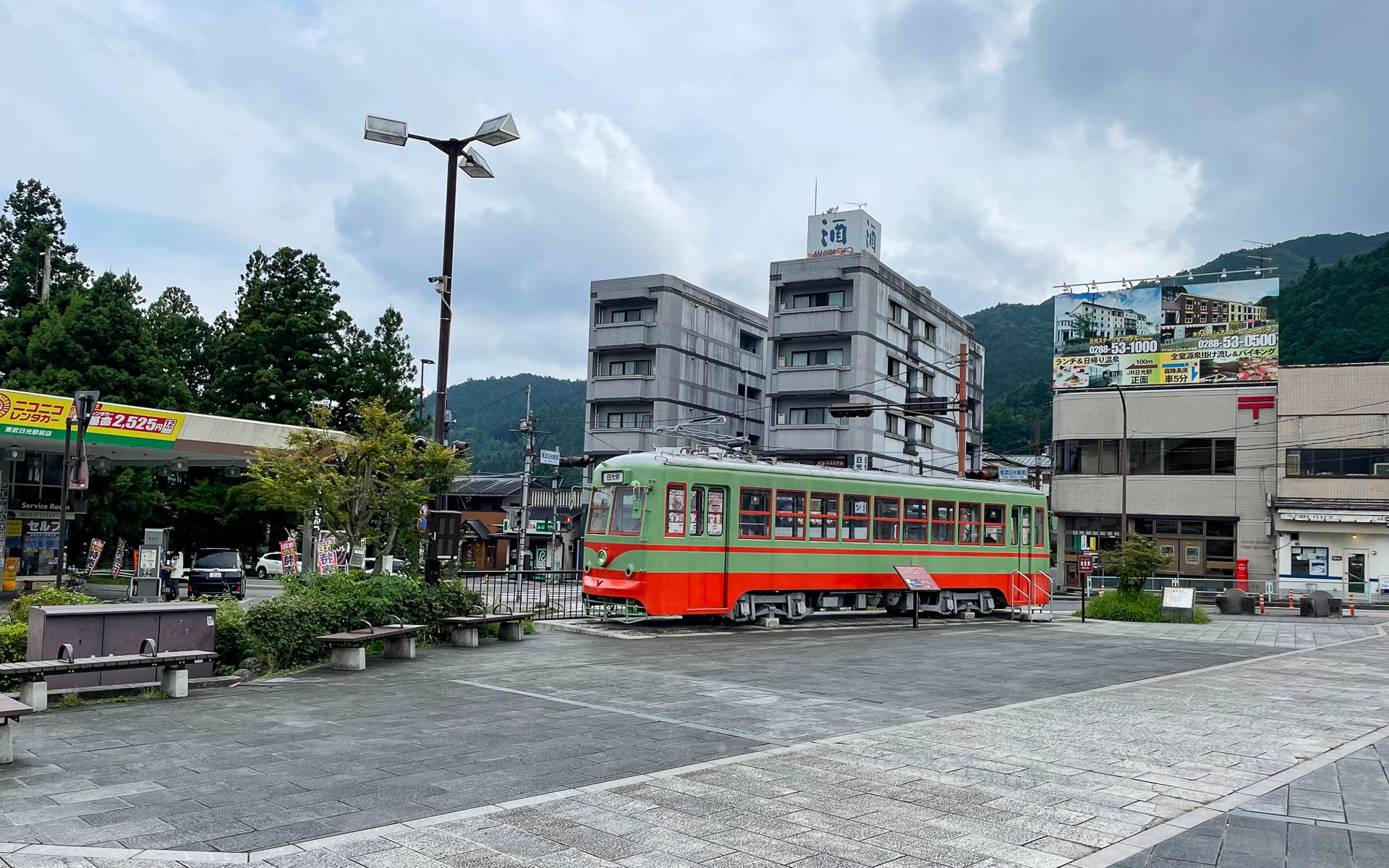 リバティけごんに乗って到着した東武日光駅前の古い列車。昔日光を走っていたそうです