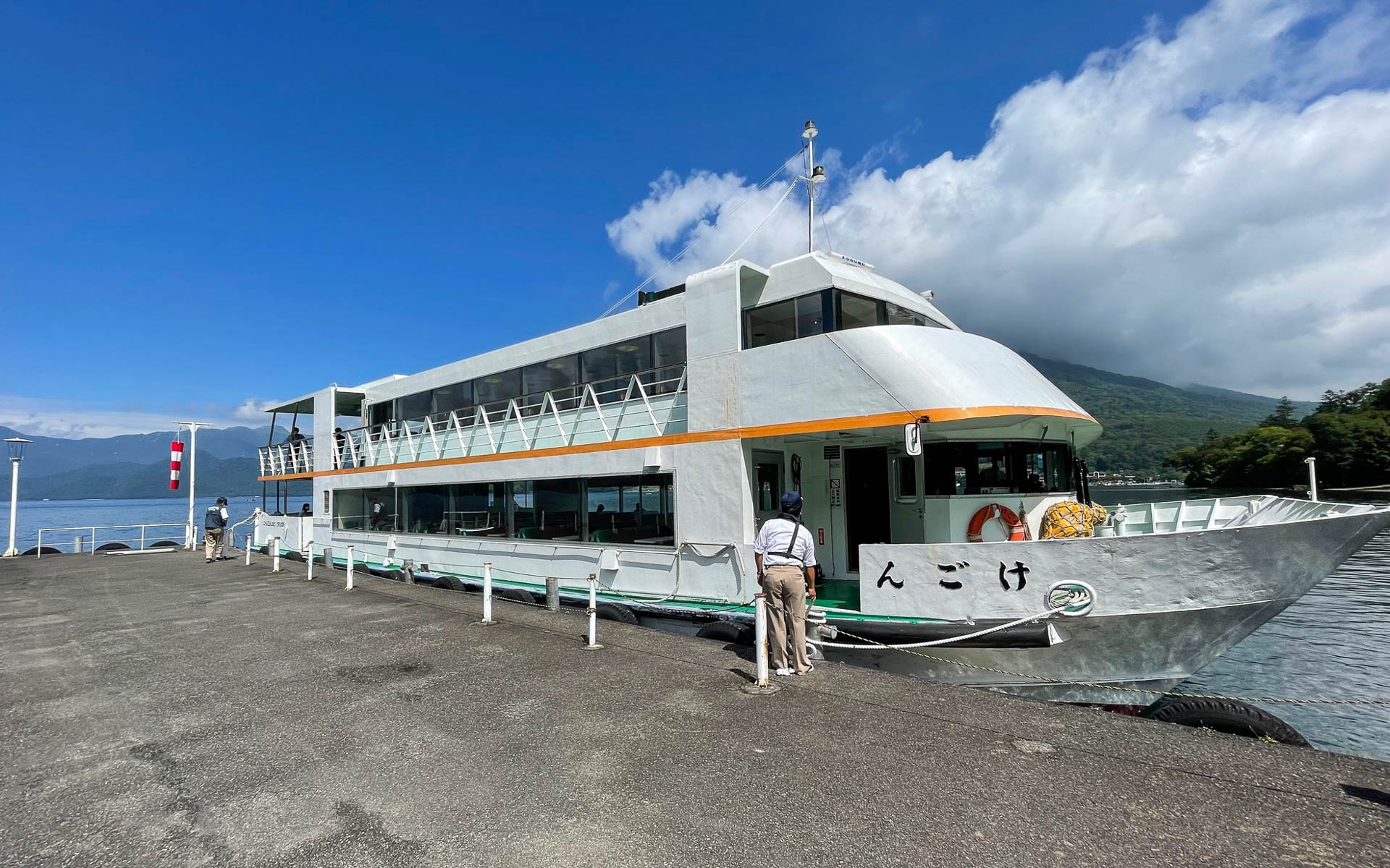 中禅寺湖のクルーズ船「けごん」。「んごけ」ではありません