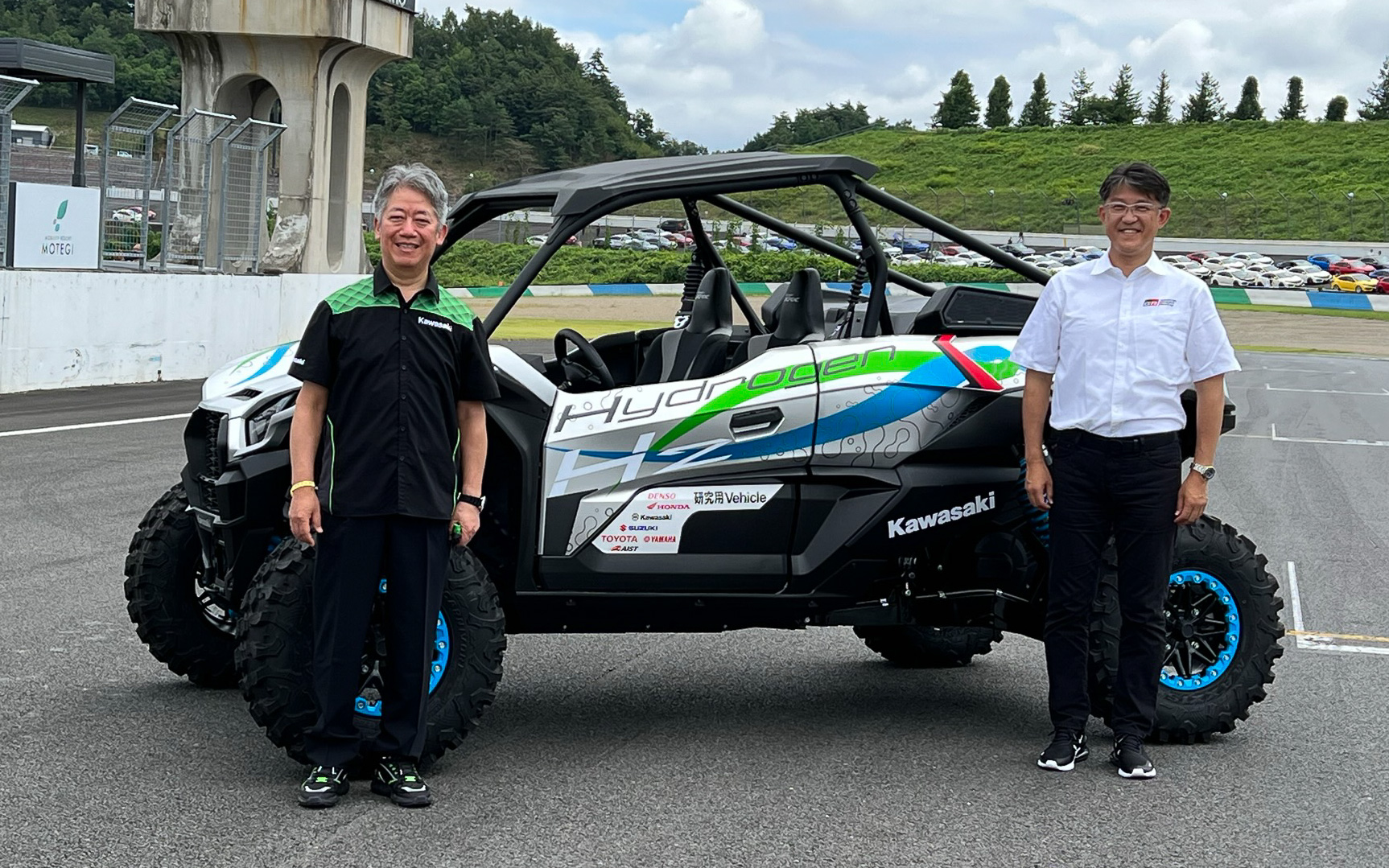 川崎重工業 代表取締役社長 橋本康彦氏（左）と、トヨタ自動車 GAZOO Racing Company President 佐藤恒治氏（右）