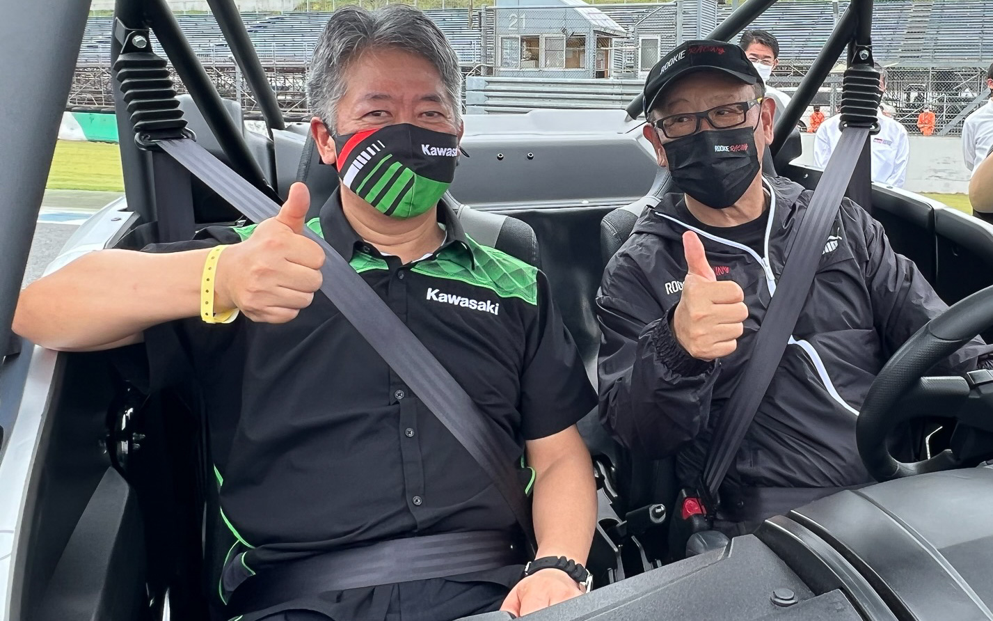 そのままカワサキの橋本社長を乗せてモリゾウ選手はデモランへ向かってしまった