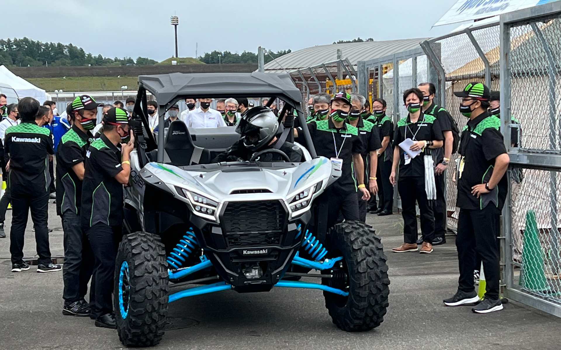 モビリティリゾートもてぎのコースへ自走で入っていく、二輪用水素燃焼エンジン搭載バギー。このときには、テストライダーが運転していた