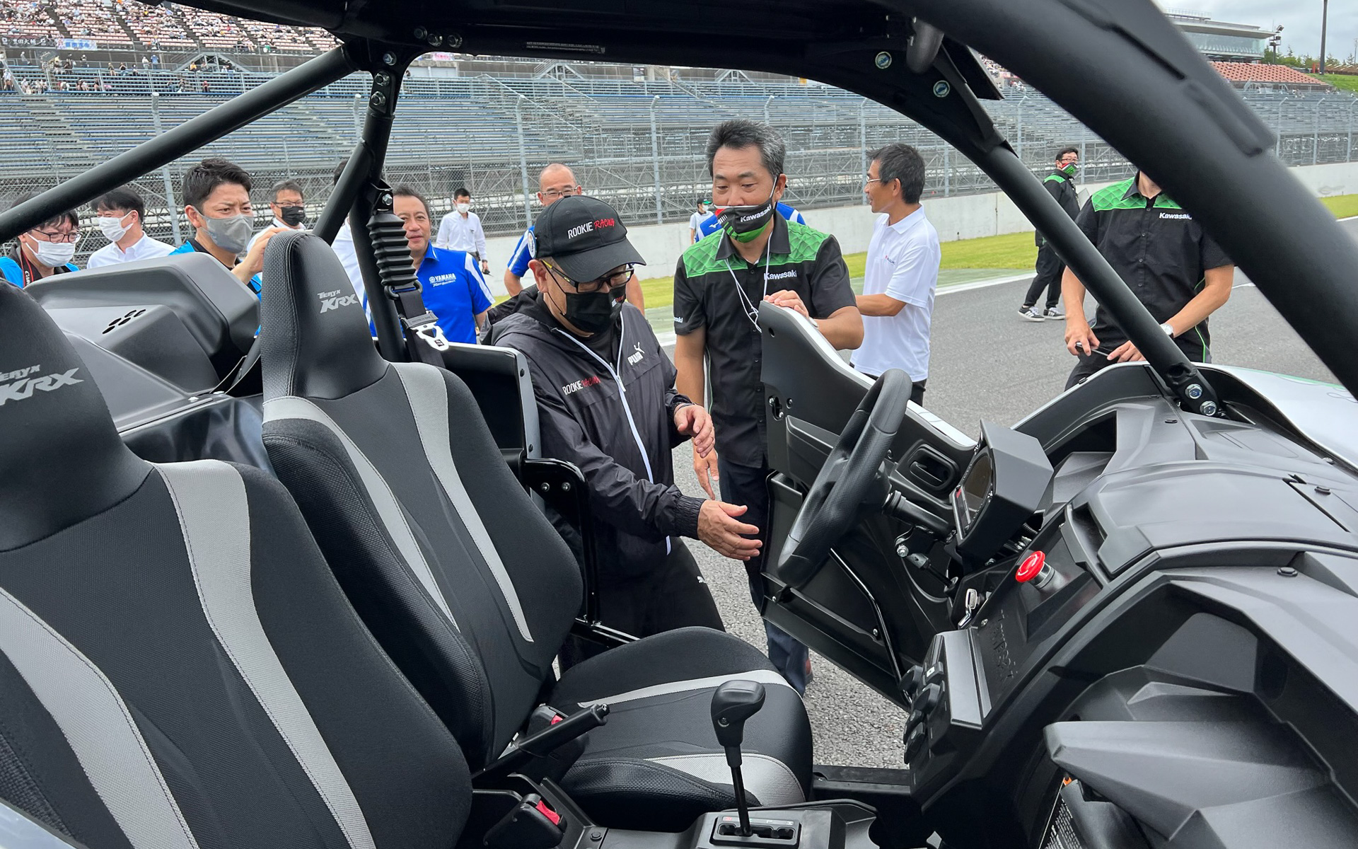 勧められるままにバギーの運転席へ乗り込むモリゾウ選手。松田氏が「運転しますか？」と問いかけたら、運転好きのモリゾウ選手は「いいの？」というやりとりが……。そしてハプニングへ