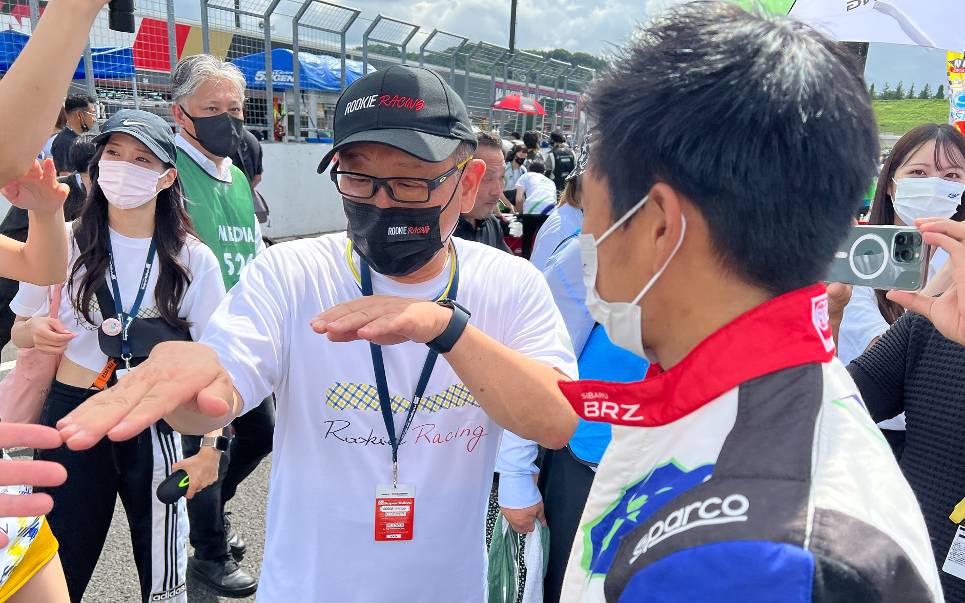 グリッドウォーク時、61号車 BRZのドライバーである井口選手に「アイサイトがついているんだって？」と質問するモリゾウ選手。井口選手は「クーラーもついています」と