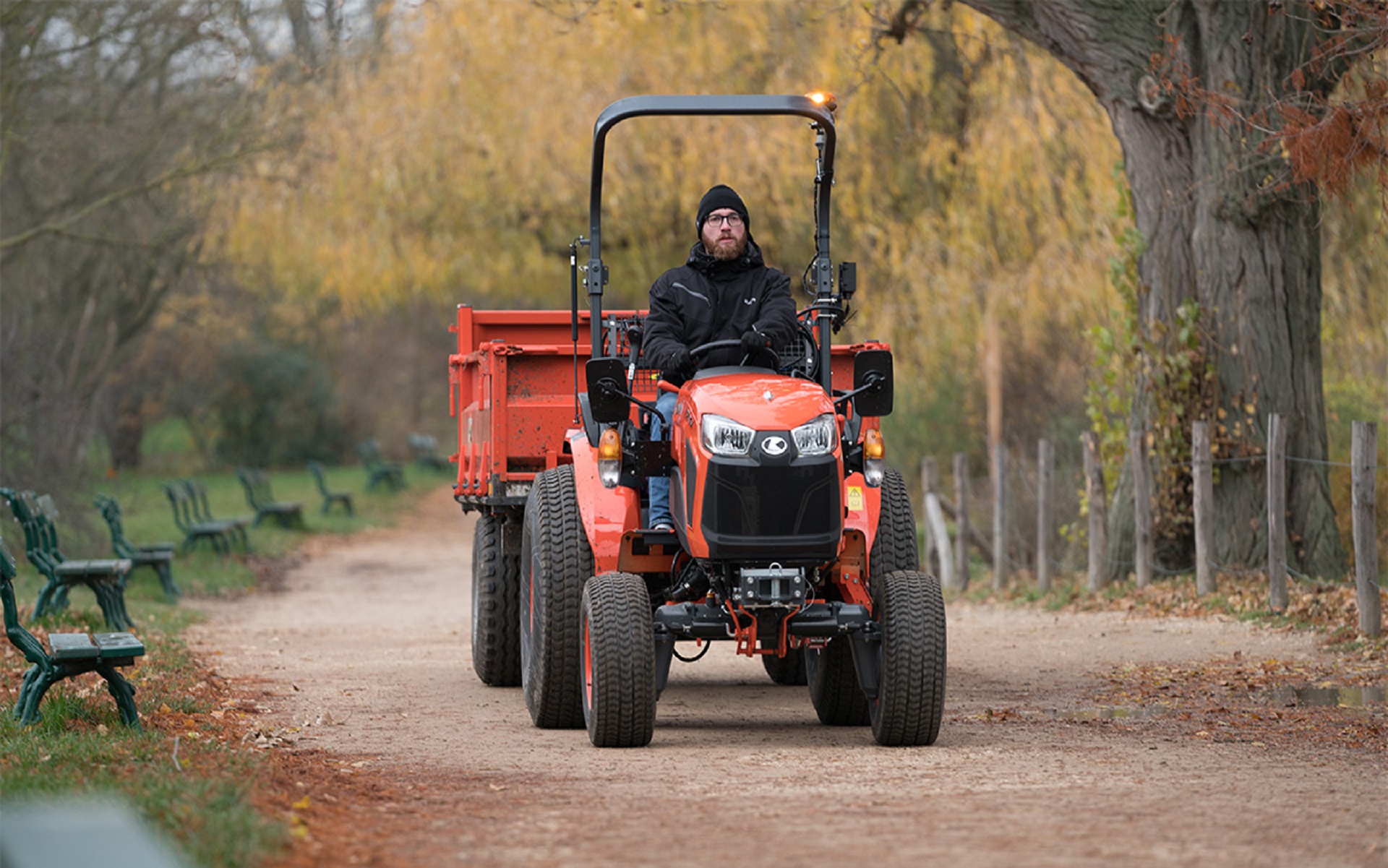 クボタがコンパクト電動トラクタ「LXe-261」を欧州市場に投入すると発表した。画像はモニター試験の様子（トラクタは開発中のもの）
