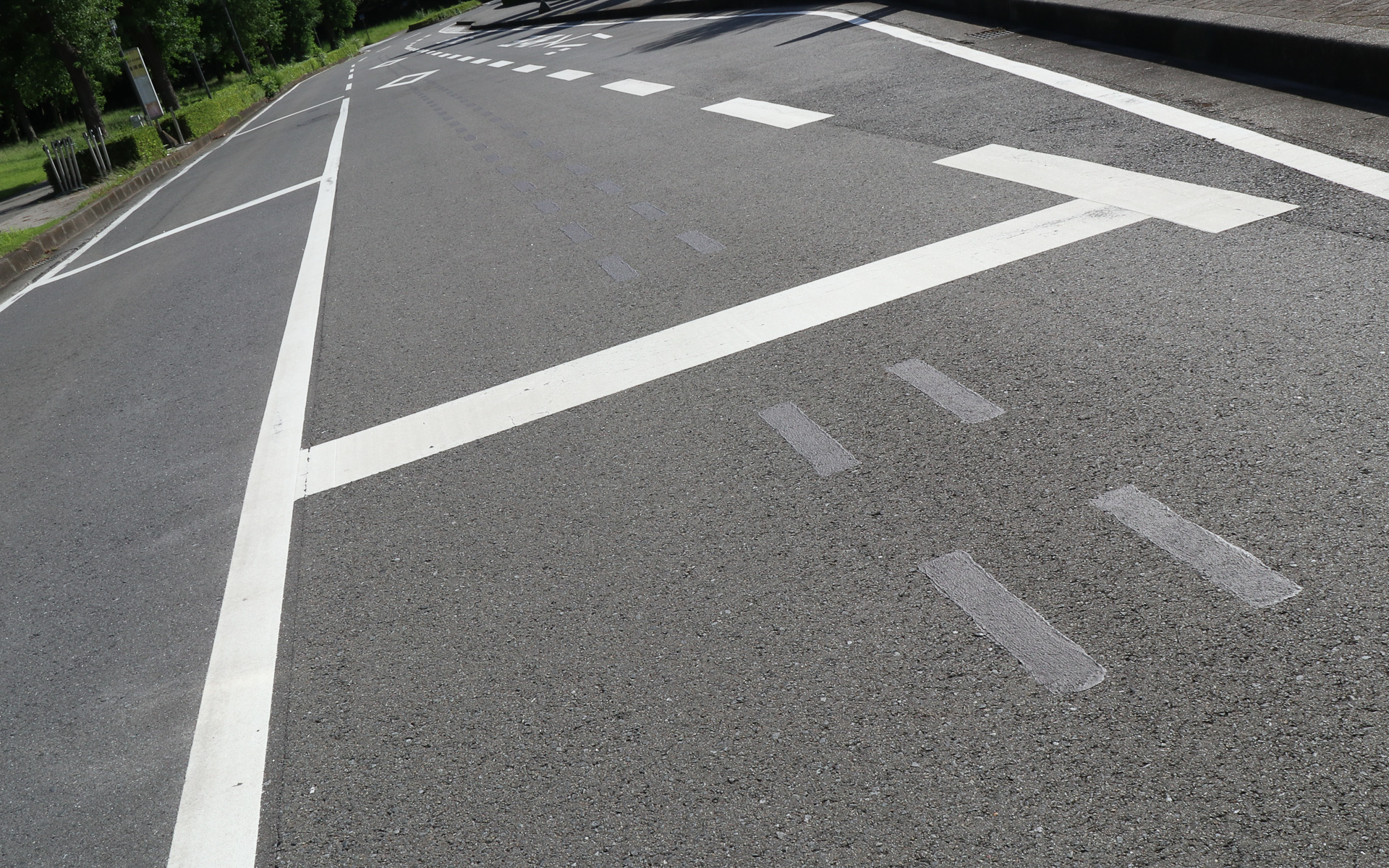 慶應義塾大学 湘南藤沢キャンパスの構内路に設置されたターゲットラインペイント。自動運転バスのLiDARセンサーが自車位置の測位に活用する