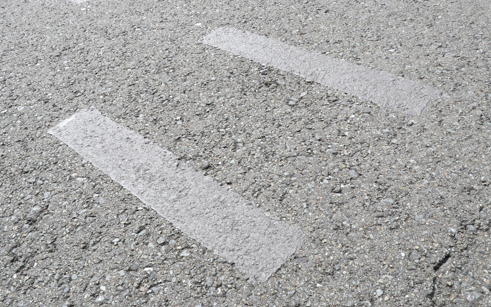 50cm間隔でターゲットラインペイントを設置。2本の線を組み合わせることで特徴的な形状となり、パターンマッチングで判別しやすくする効果もある