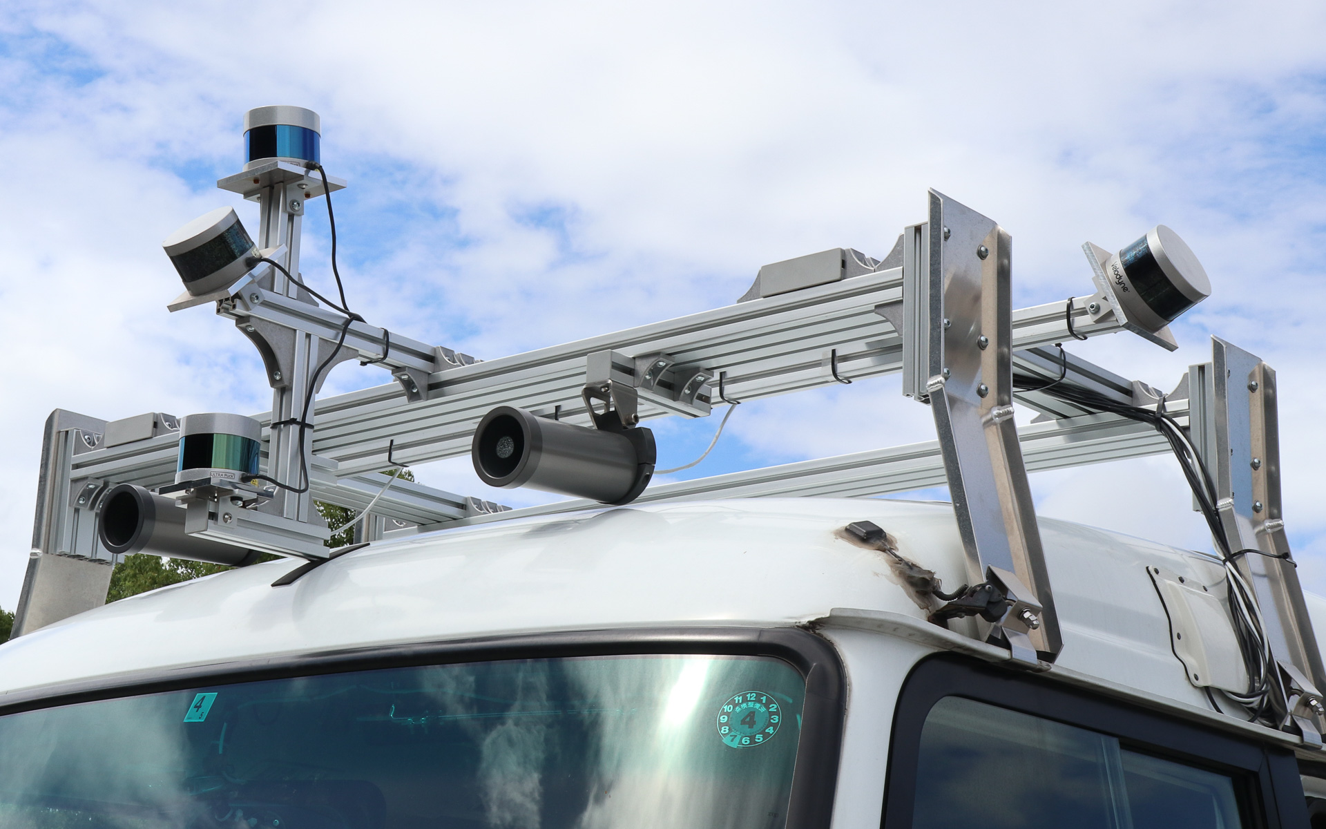自動運転用に設置されたLiDARセンサー。センター位置に前方用として3個、両サイドに側方用として各1個を設置。また、2個の円筒は今後に向けて追加されたカメラで、将来的に信号機の認識などに活用する予定とのこと