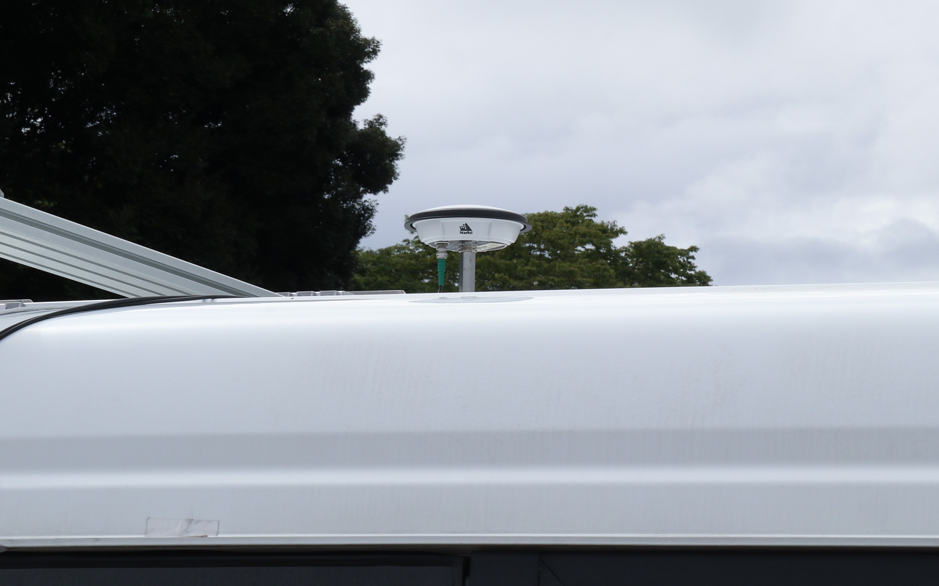 ルーフ上の前後2か所にGNSSアンテナを設置