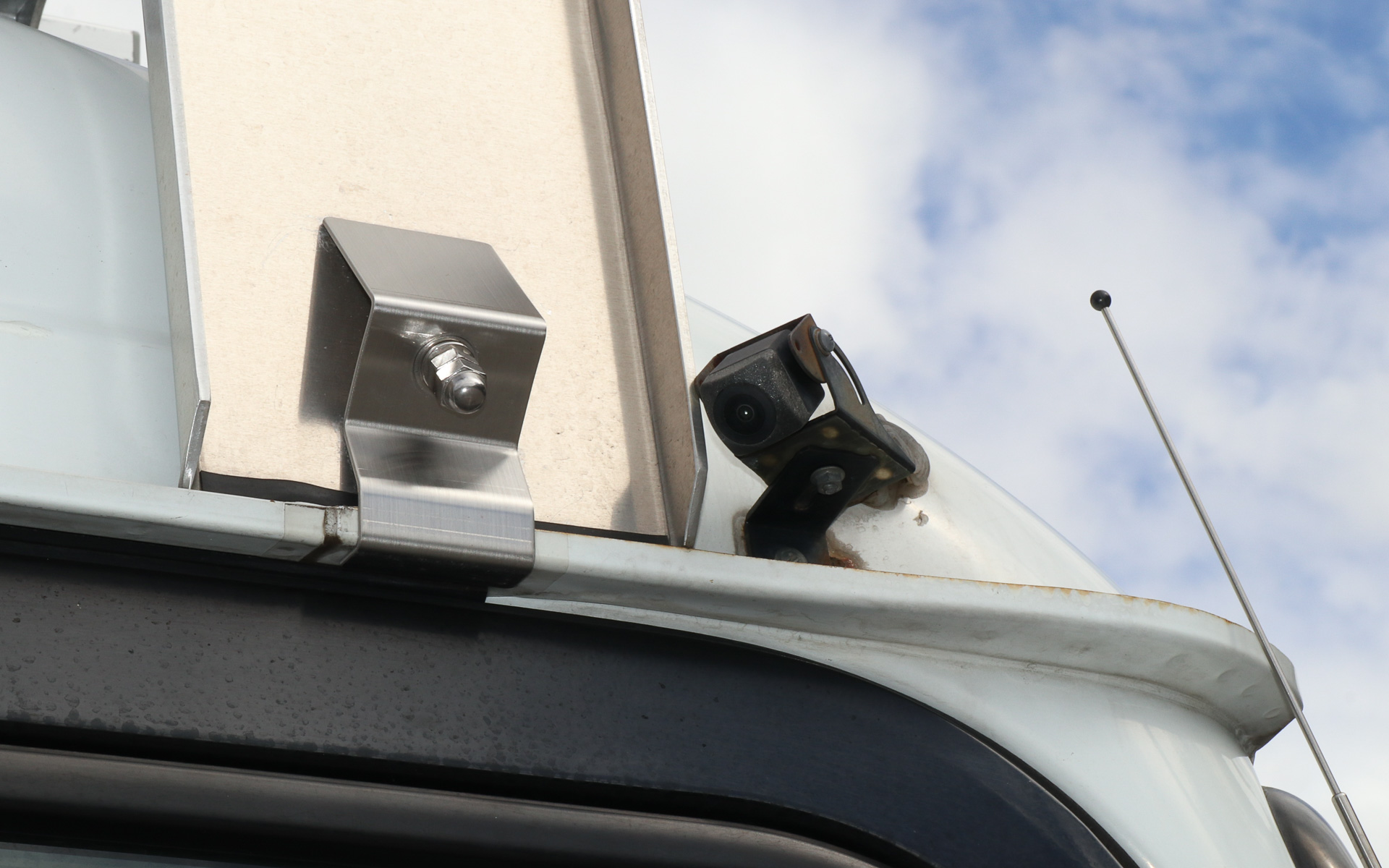 ルーフの四隅に設置されたカメラは障害物などのチェック用。自動運転には使われていない