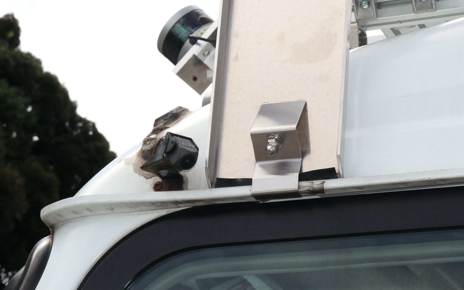 ルーフの四隅に設置されたカメラは障害物などのチェック用。自動運転には使われていない