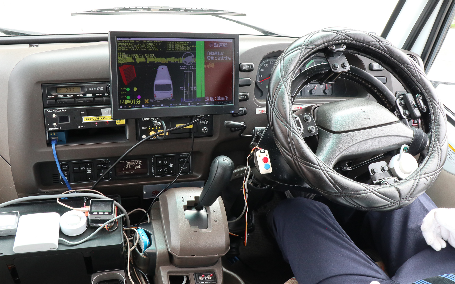 自動運転バスの運転席。センターコンソールに追加されたディスプレイに各種情報が表示されるが、運転手は基本的に右側4分の1に出てきた情報に対応するだけですむUIとなっている