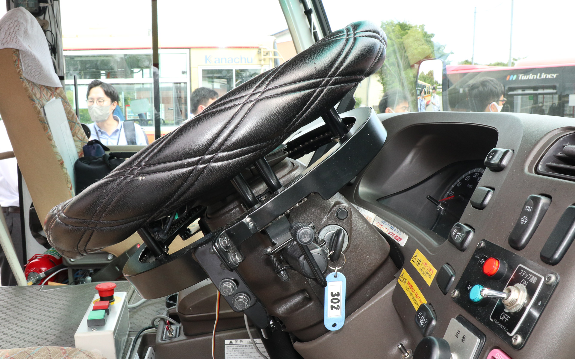 ステアリングの奥に追加されたリング状の「ハンドル連携装置」でステアリングを操作