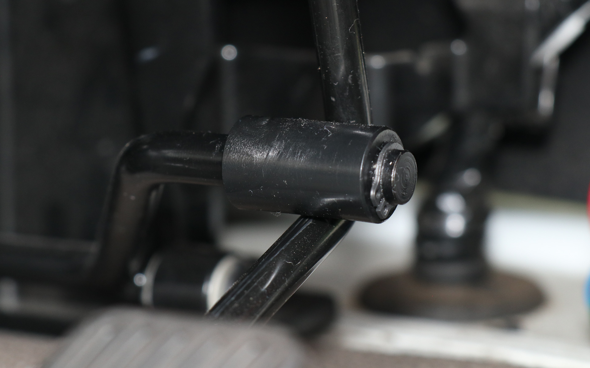 アクセルとブレーキのペダル奥側に連携装置のアームを追加して、運転手もそのまま運転操作ができるようにしている