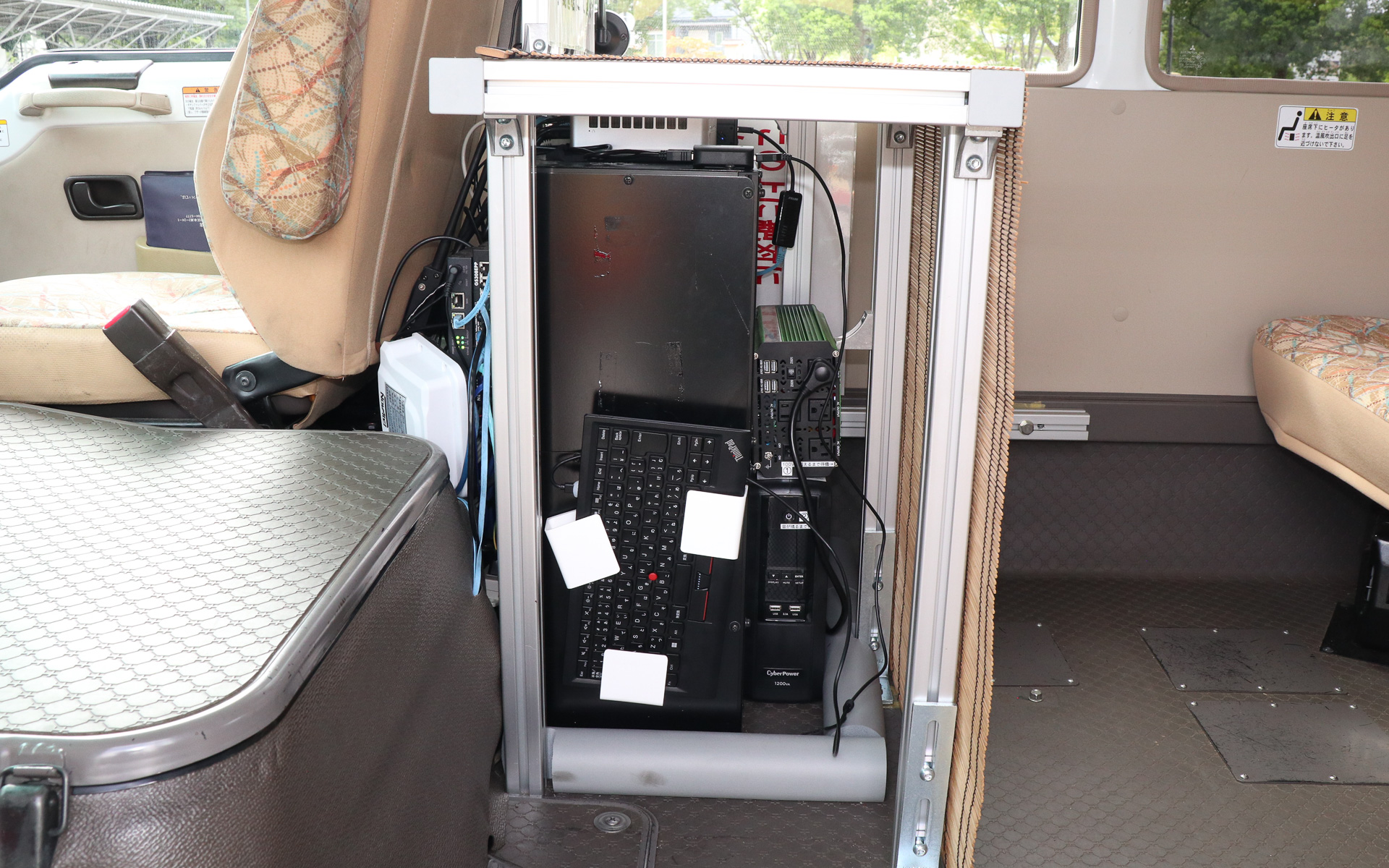 自動運転の心臓部となるPCは運転席後方に設置