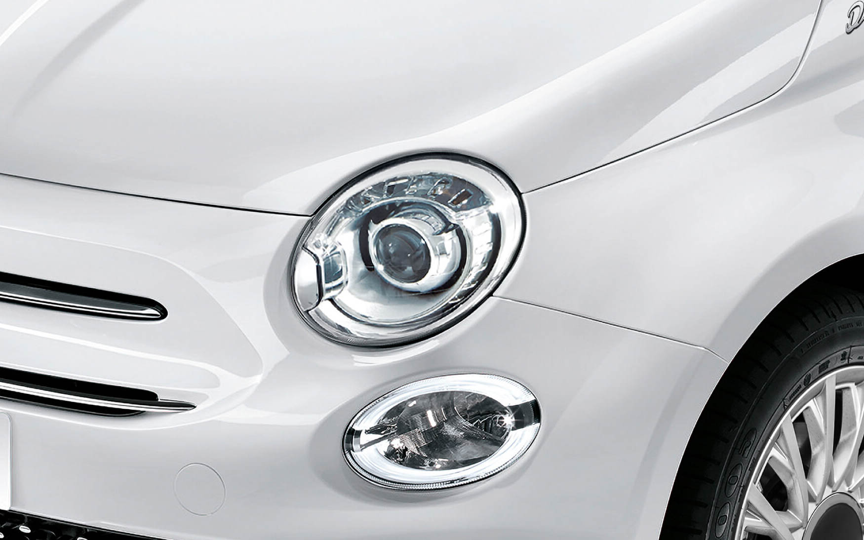 クロームをアクセントにした前後バンパーやバイキセノンヘッドライト＆フォグランプ、15インチアルミホイールなどを採用