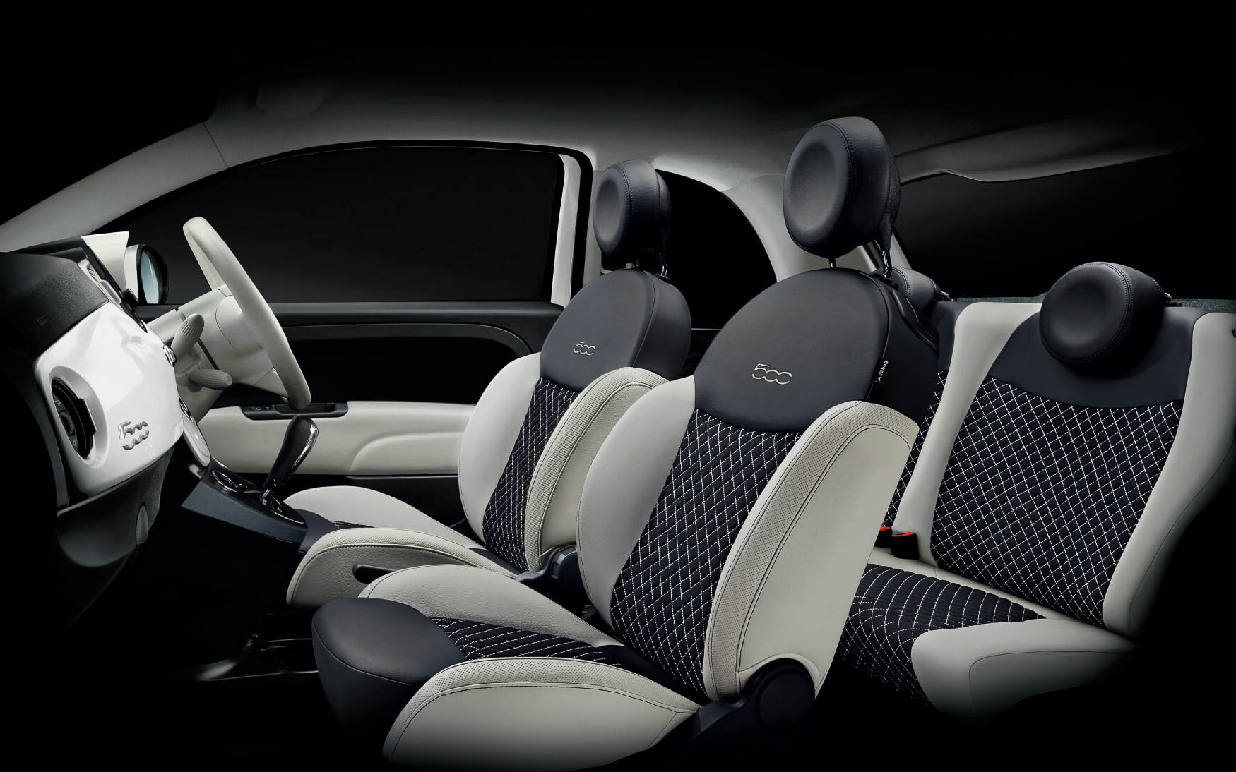 ブラックとアイス（薄いグレー）でまとめられ、落ち着いた印象の内装。TFTカラーメータークラスターやフルオートエアコンなどの快適装備を充実。固定式ガラスフールも装着される