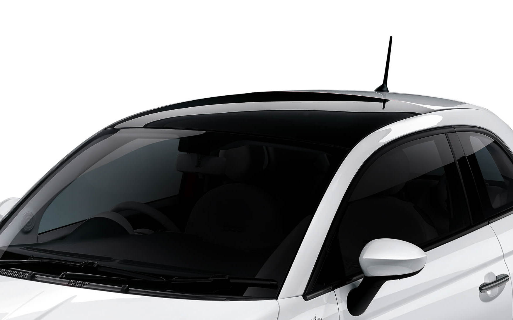 ブラックとアイス（薄いグレー）でまとめられ、落ち着いた印象の内装。TFTカラーメータークラスターやフルオートエアコンなどの快適装備を充実。固定式ガラスフールも装着される