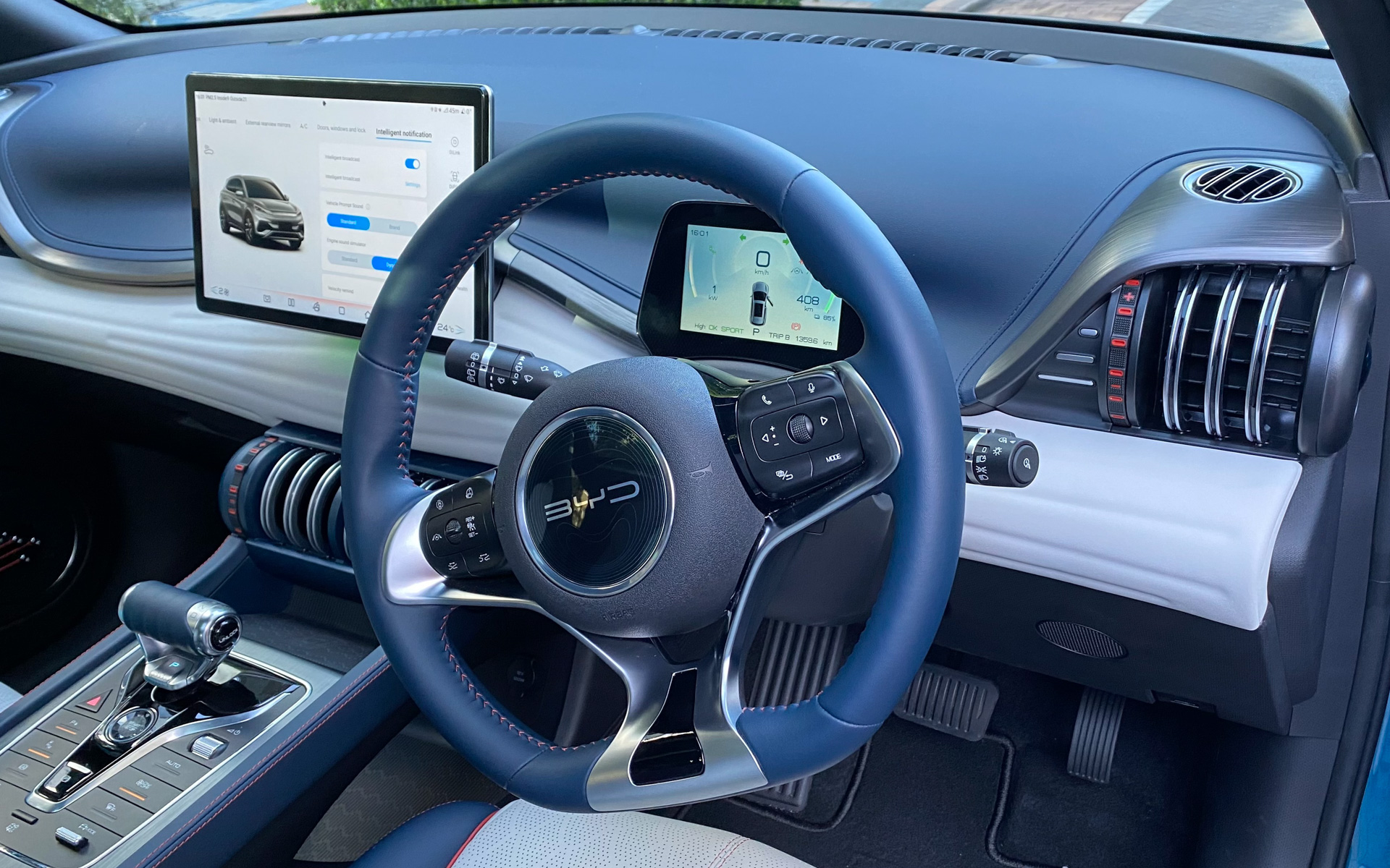 「ジムをイメージしました」というインテリアは、とても斬新。中央の大きな液晶ディスプレイは、スイッチを押すとくるりと回転して縦置きにチェンジ！　ナビを使うときに見やすくなるんです。斬新だけど、使いやすさを考えた仕掛けに感心しちゃいました