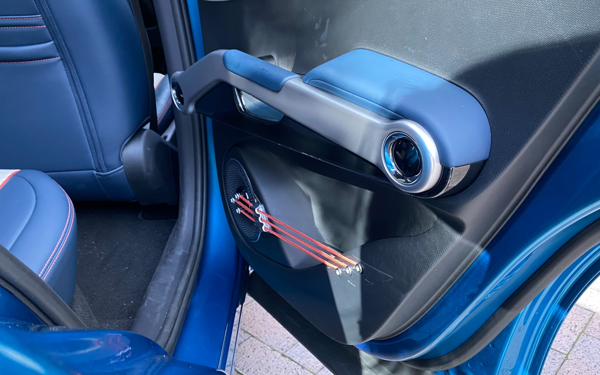 ドアを開けると、ドアポケットに珍しい装飾が。ギターなどの弦をイメージしているそうで、シートのステッチとカラーコーディネートされていて、とってもオシャレです。インテリアは全体的に、個性的なデザインが炸裂している空間でした