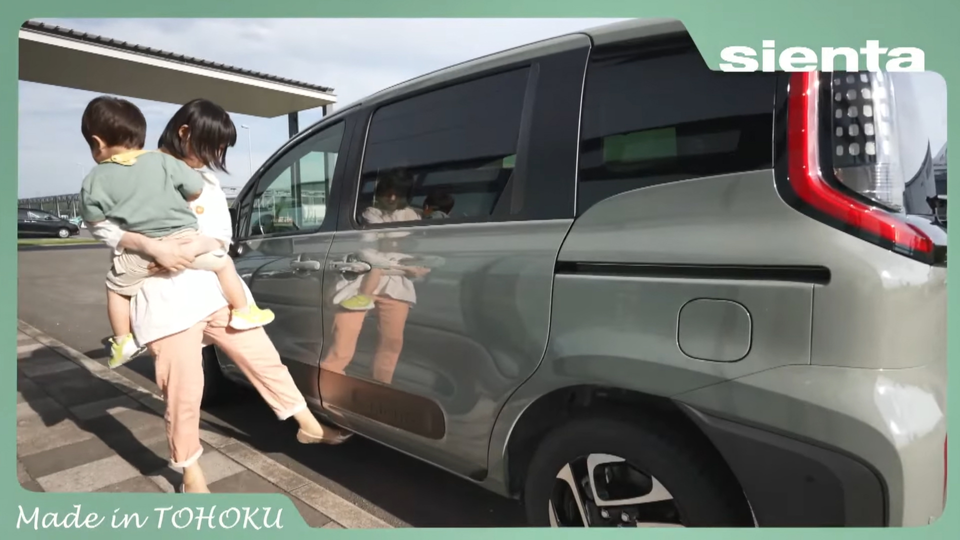 子供を抱っこしていても足先でドアをオープンできる機能は便利