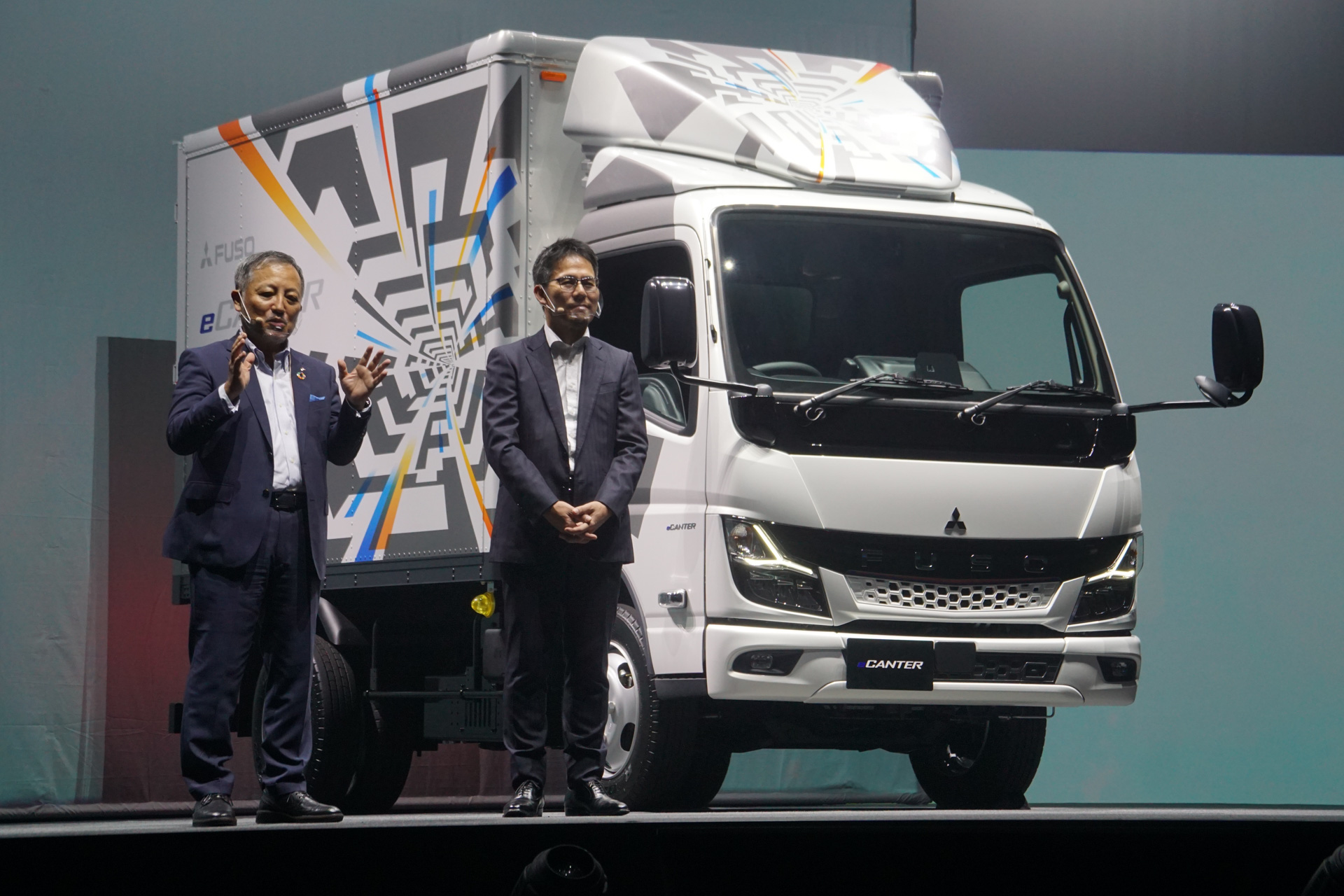 写真左から三菱ふそうトラック・バス株式会社 取締役副社長 国内販売・カスタマーサービス本部長　林春樹氏、三菱ふそうトラック・バス株式会社 副社長 兼 開発本部長　安藤寛信氏