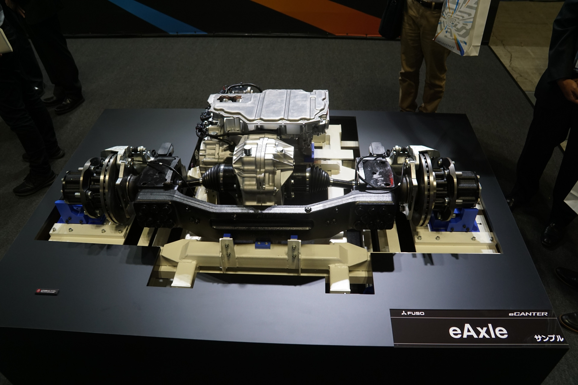 モーターを後軸に統合したeアクスル