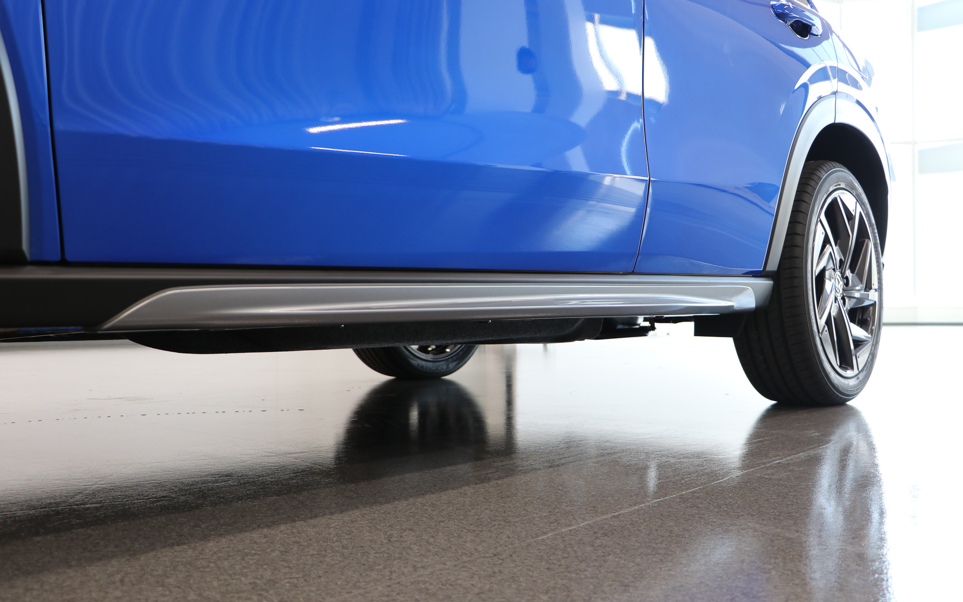 シャープな造形でサイドを引き締めるサイドロアガーニッシュ（ダスクグレーメタリック）