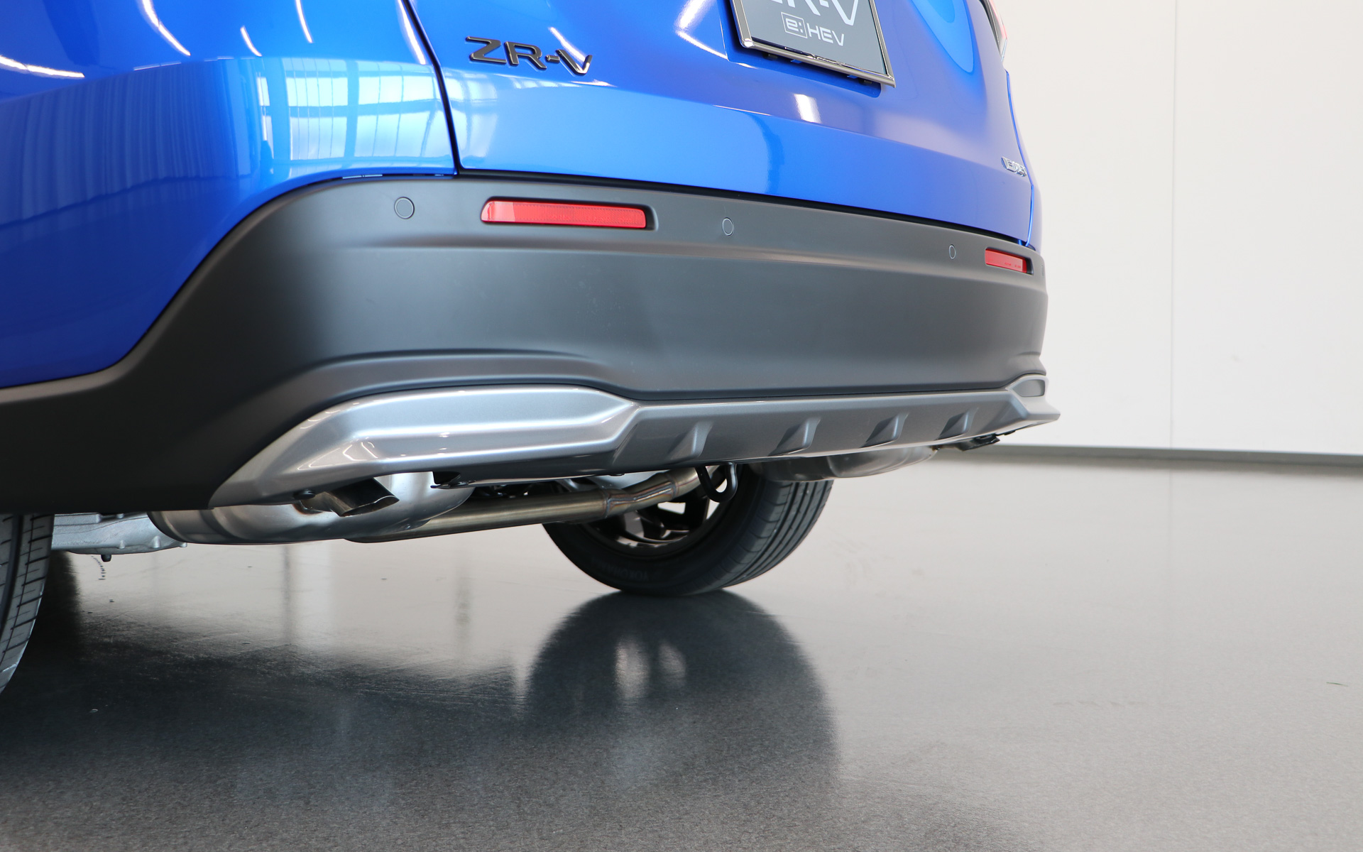 中央部にディフューザー形状を採用したリアロアガーニッシュ（ダスクグレーメタリック）