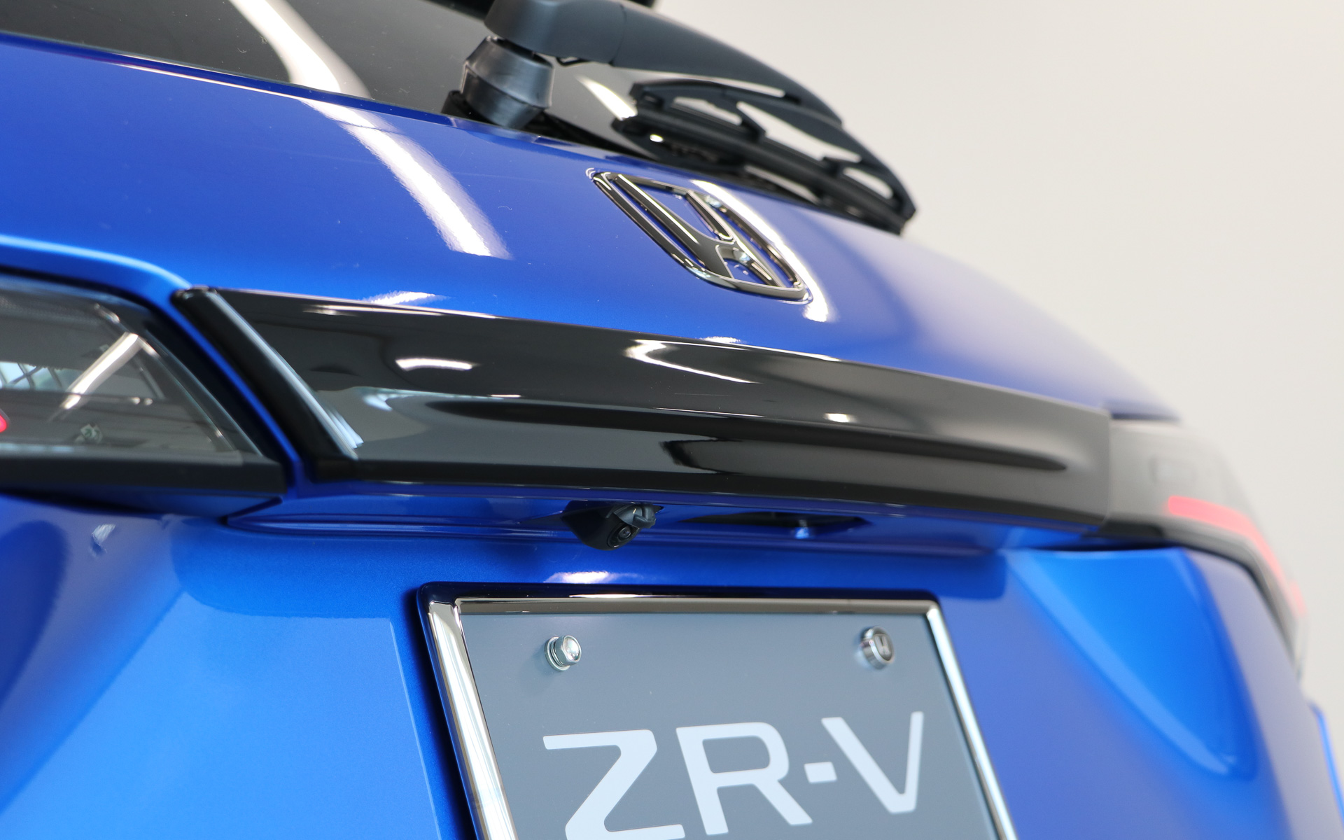 リアライセンスガーニッシュ（ベルリナブラック）