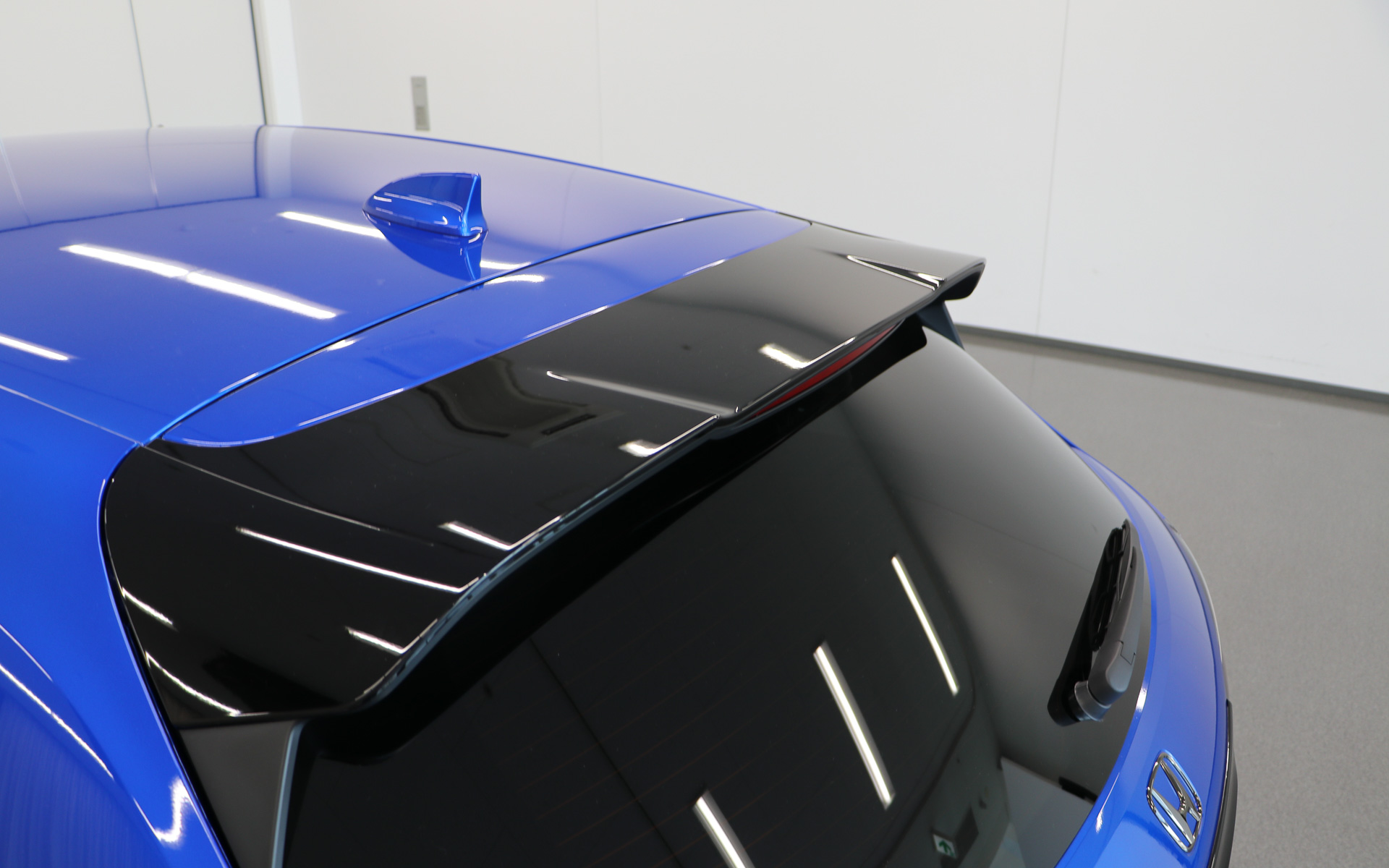 テールゲートスポイラー（ベルリナブラック）